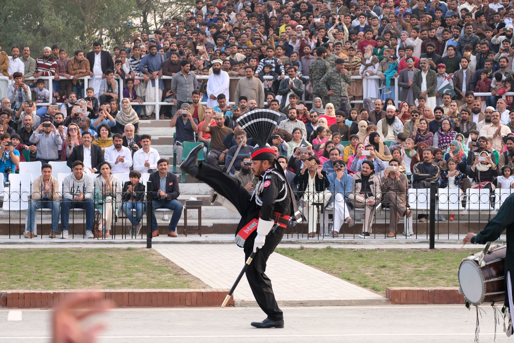 Ein pakistanischer Soldat während der Grenzschließungszeremonie an der Wagah Border.