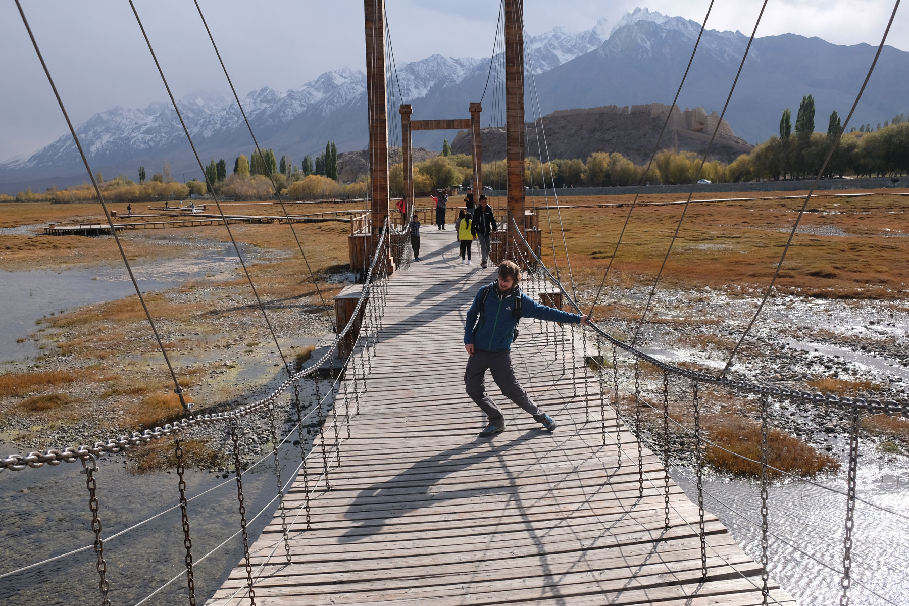 Sebastian schaukelt auf einer Hängebrücke in den Grasslands.