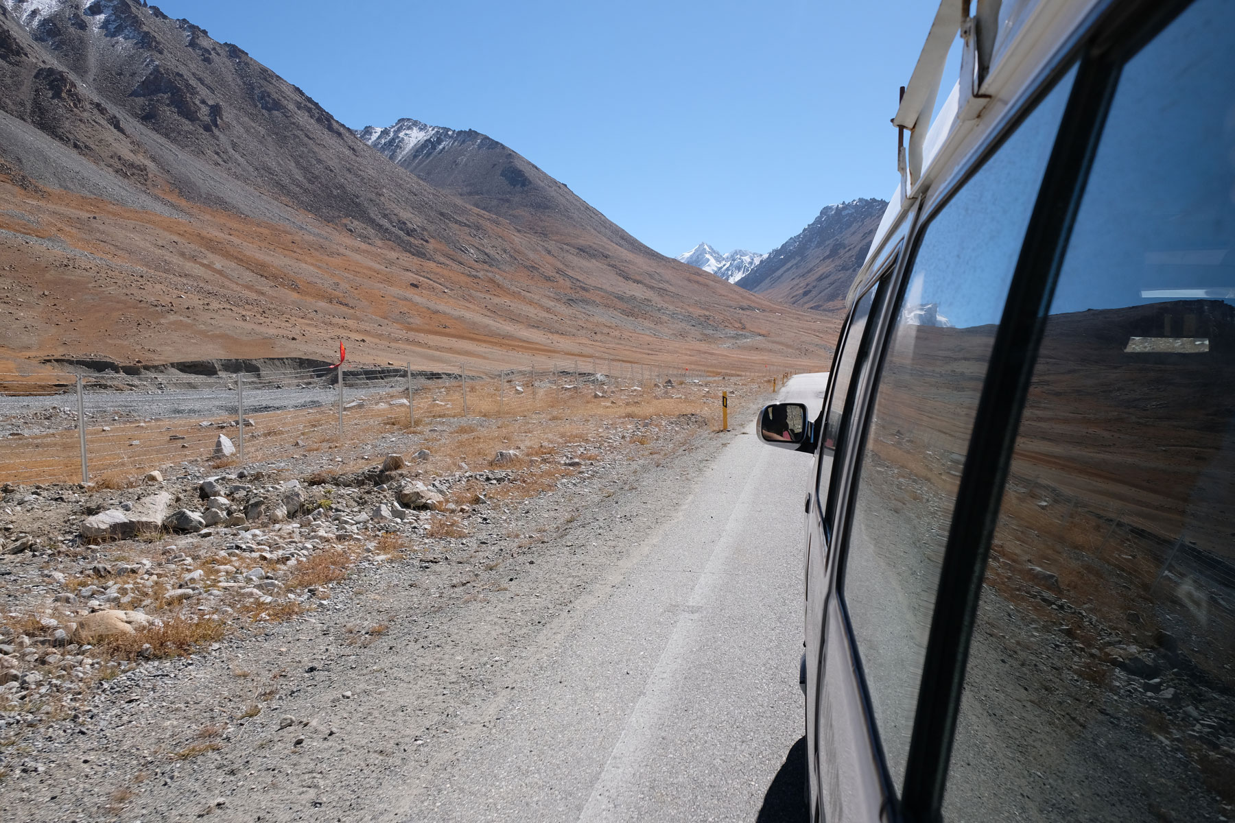 Ein Bus auf dem Karakorum Highway.