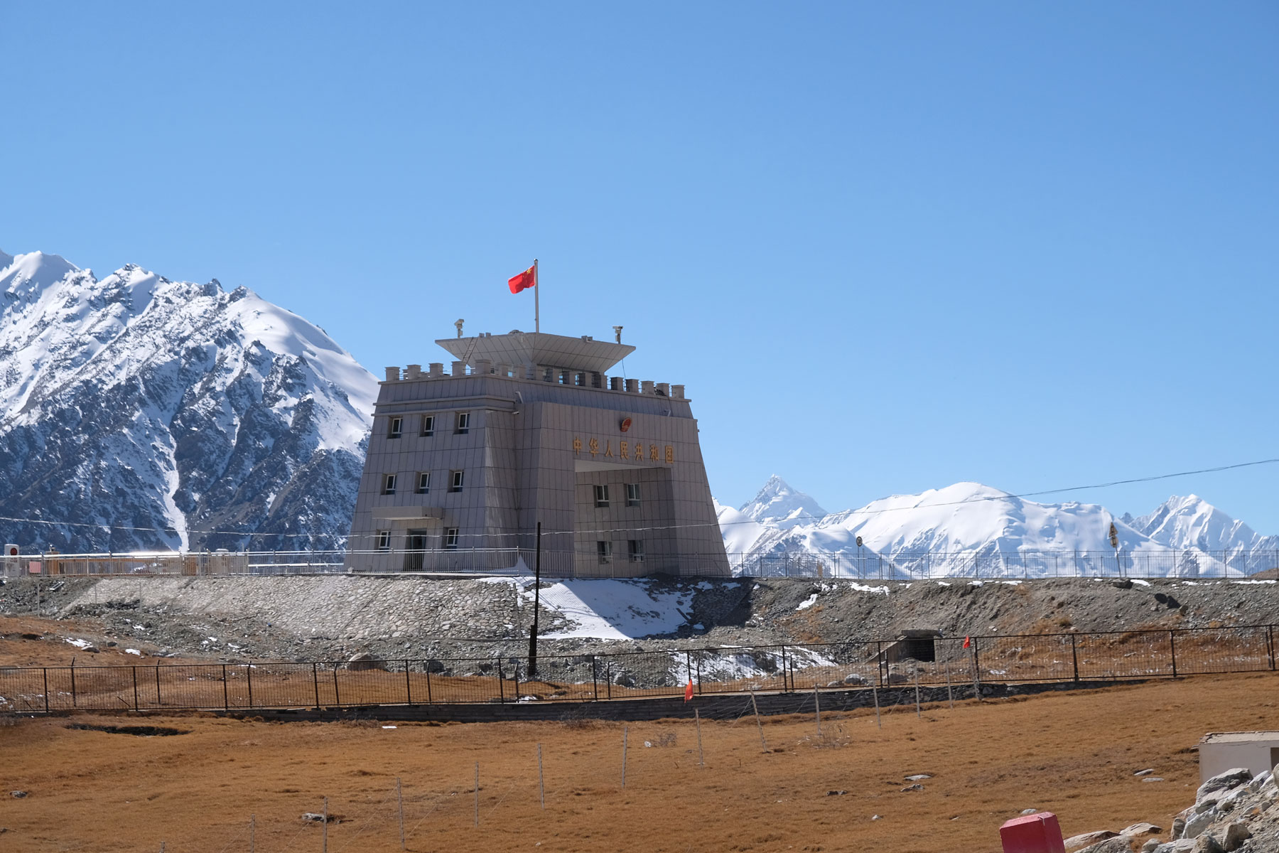 Chinesisches Grenzgebäude am Kunjerab-Pass.