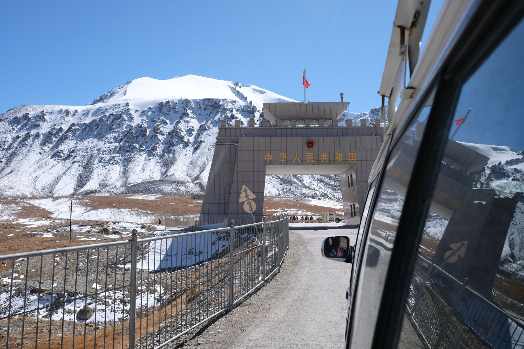 Ein Bus nähert sich dem chinesischen Grenzgebäude auf dem Kunjerab-Pass.