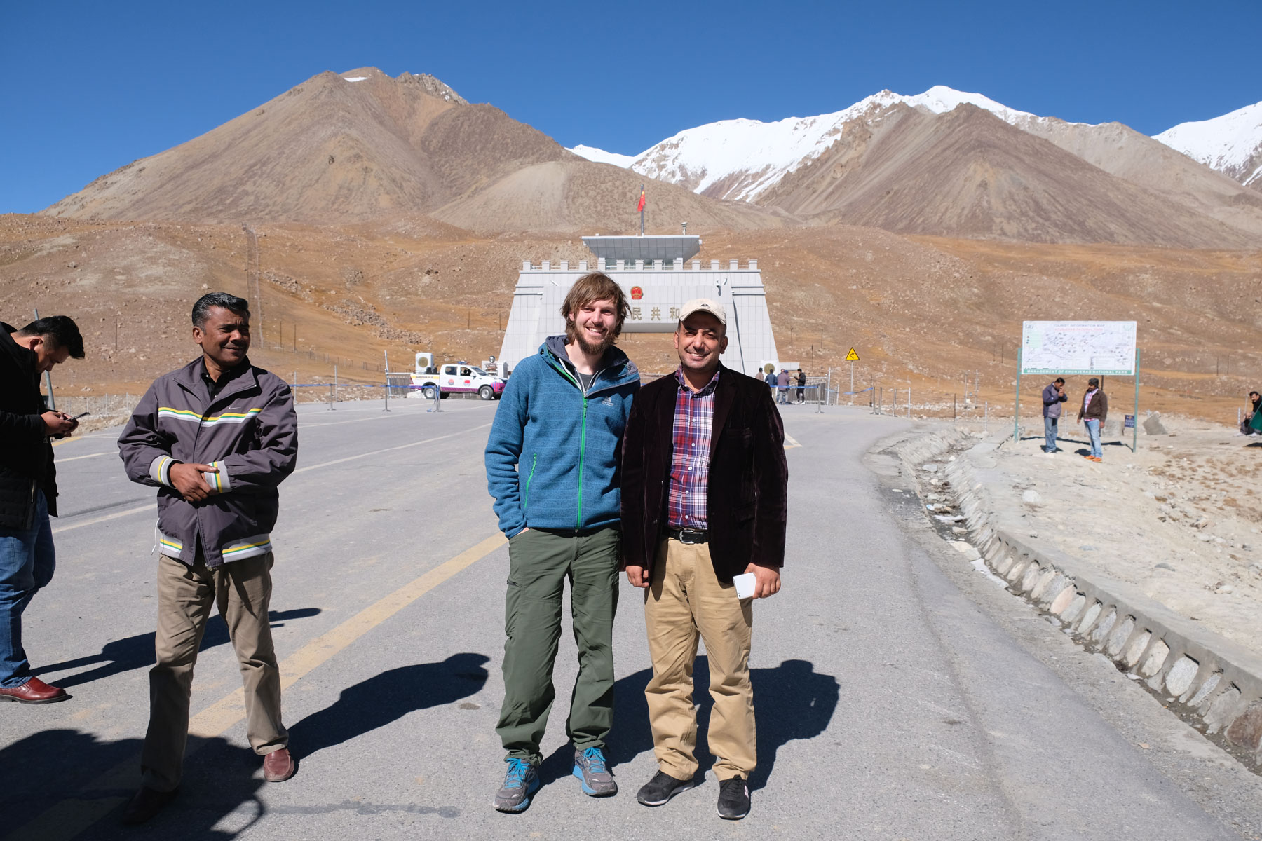 Sebastian neben einem Pakistaner auf dem Kunjerab-Pass.