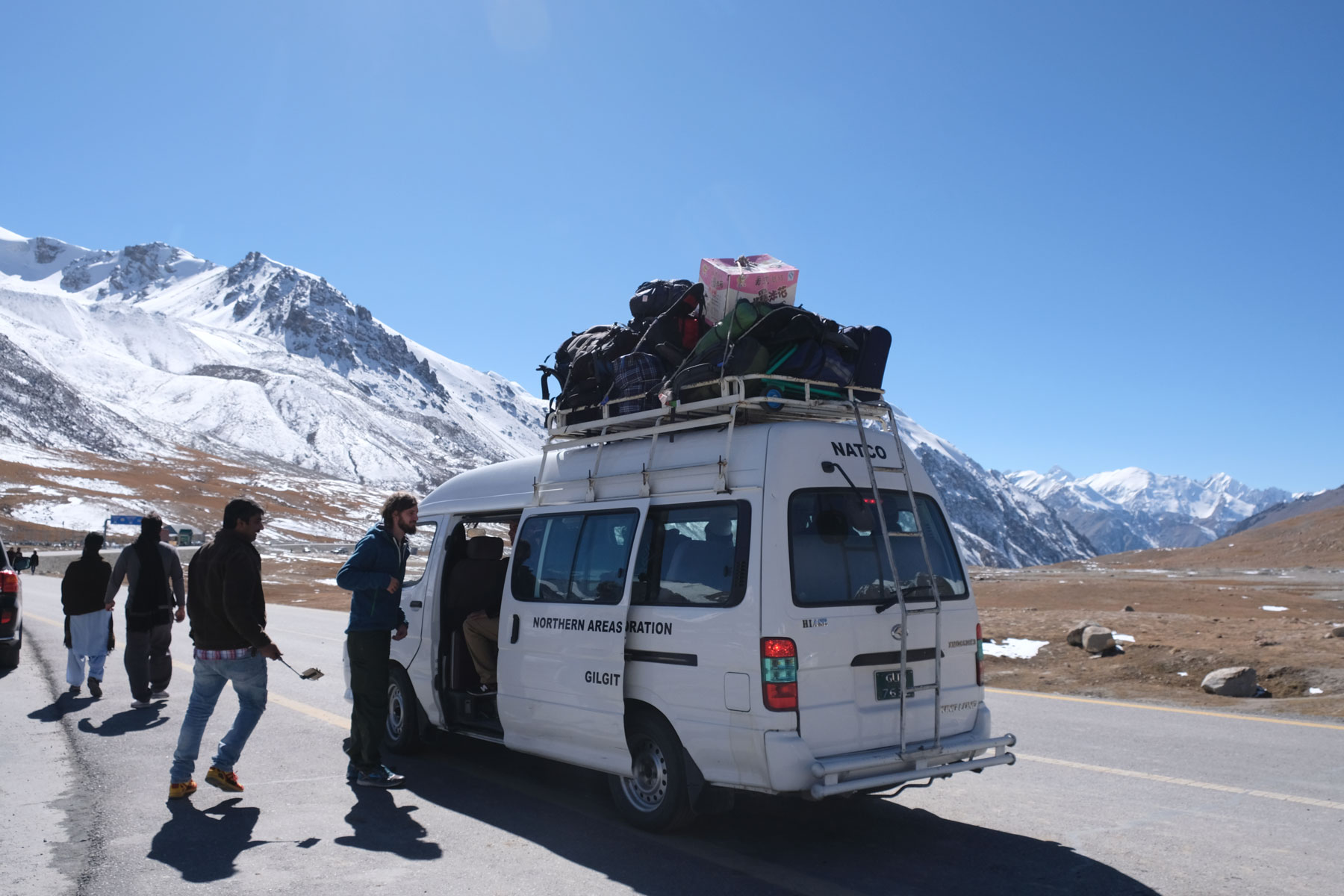 Sebastian neben einem Kleinbus, der uns von Tashkurgan zum Kunjerab-Pass gebracht hat.