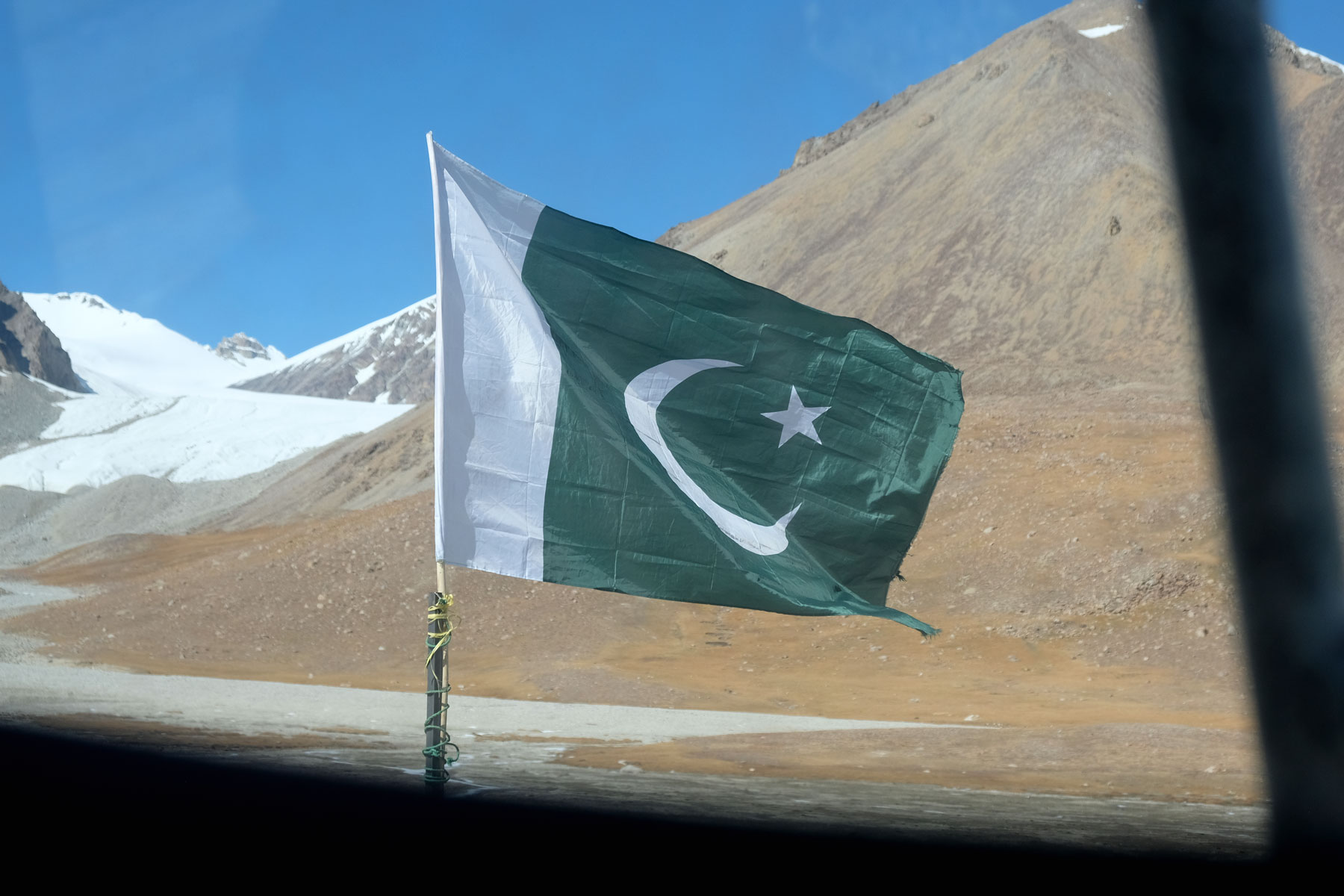 Pakistanische Flagge auf dem Karakorum Highway.