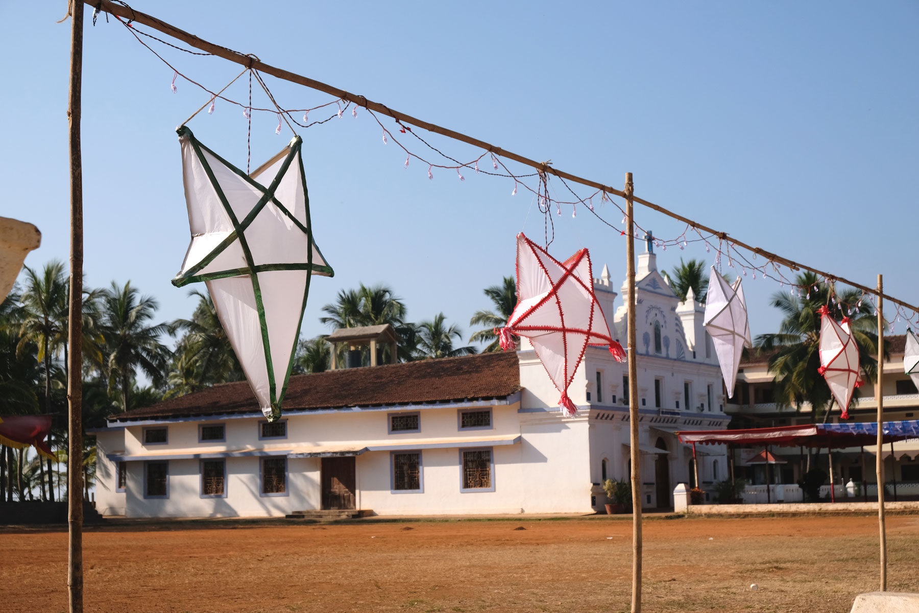 Lampions in Sternenform vor einer Kirche in Agonda in Goa.