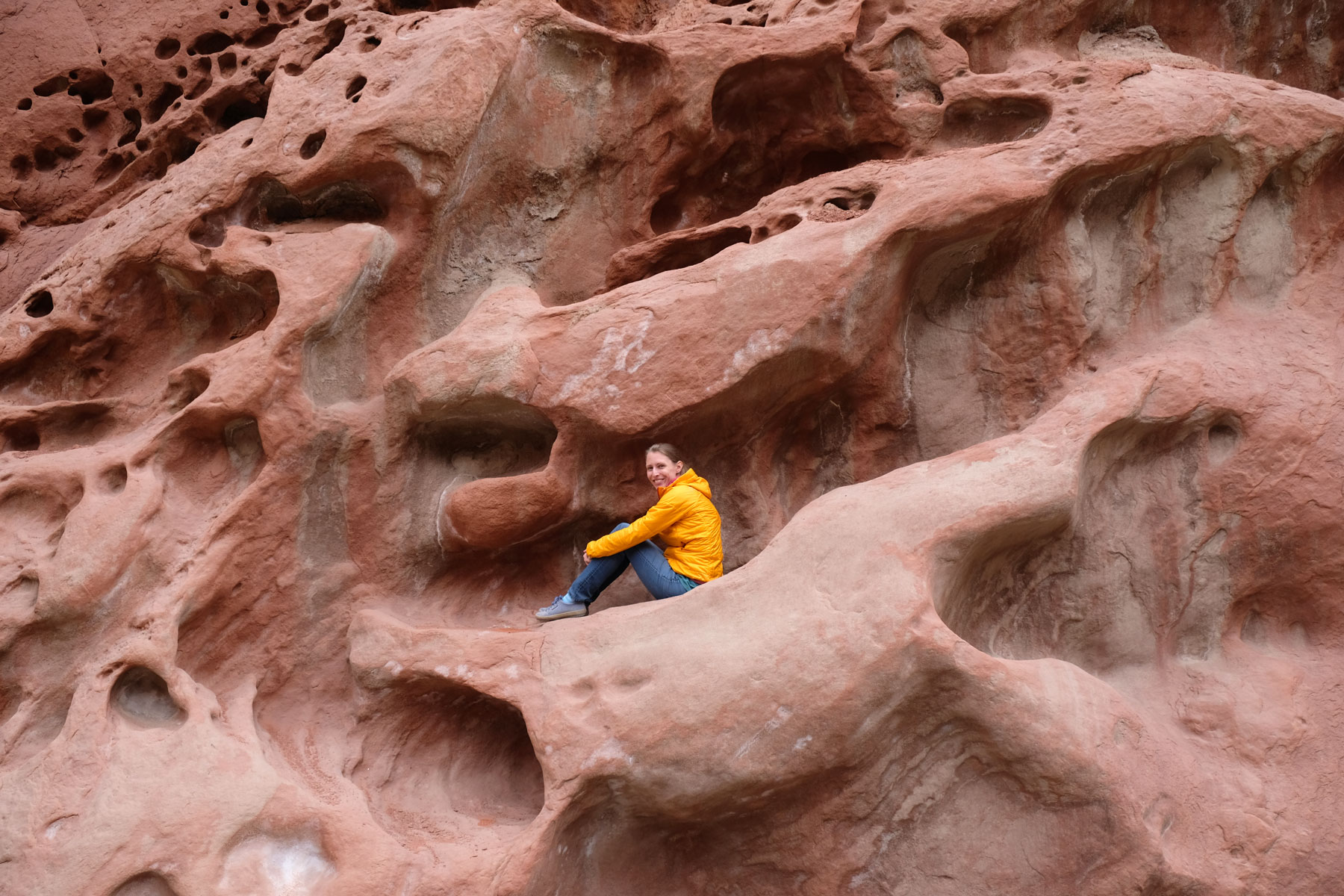 Leo sitzt in einer Felswand im Red Canyon auf dem Karakorum Highway.