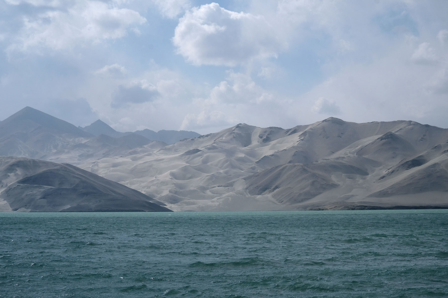 White Sand Dune Lake auf dem Karakorum Highway.