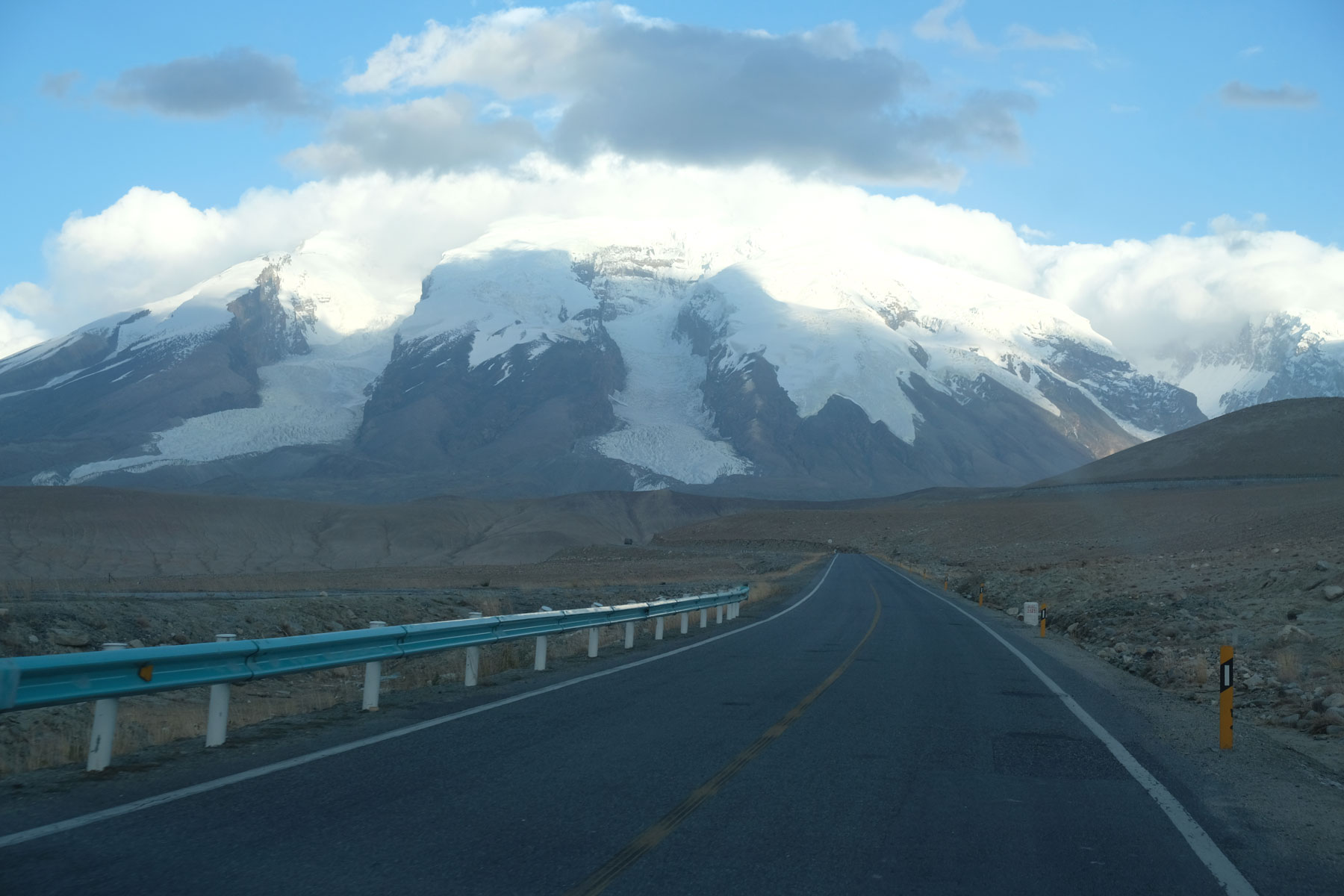 Karakol Highway und schneebedeckte Berge.