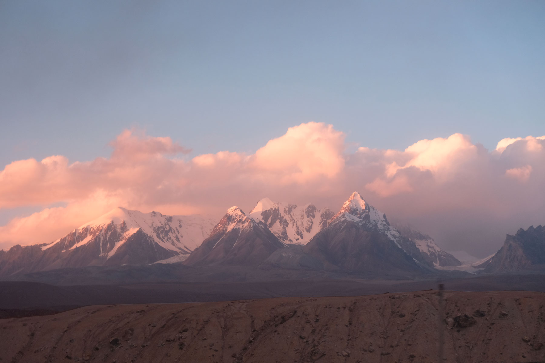 Schneebedeckte Berge in der Abendsonne.