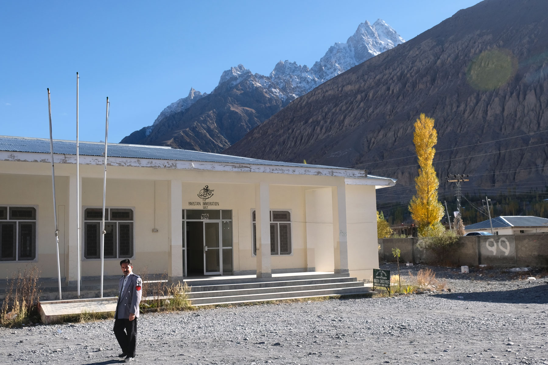 Pakistanisches Einreisegebäude in Sost auf dem Karakorum Highway.