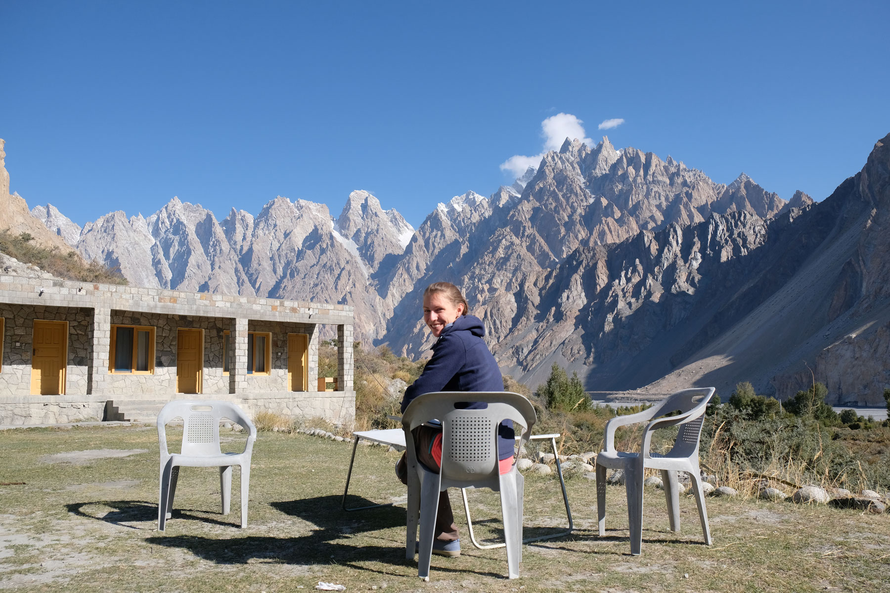 Leo sitzt auf einem Campingstuhl in Passu.