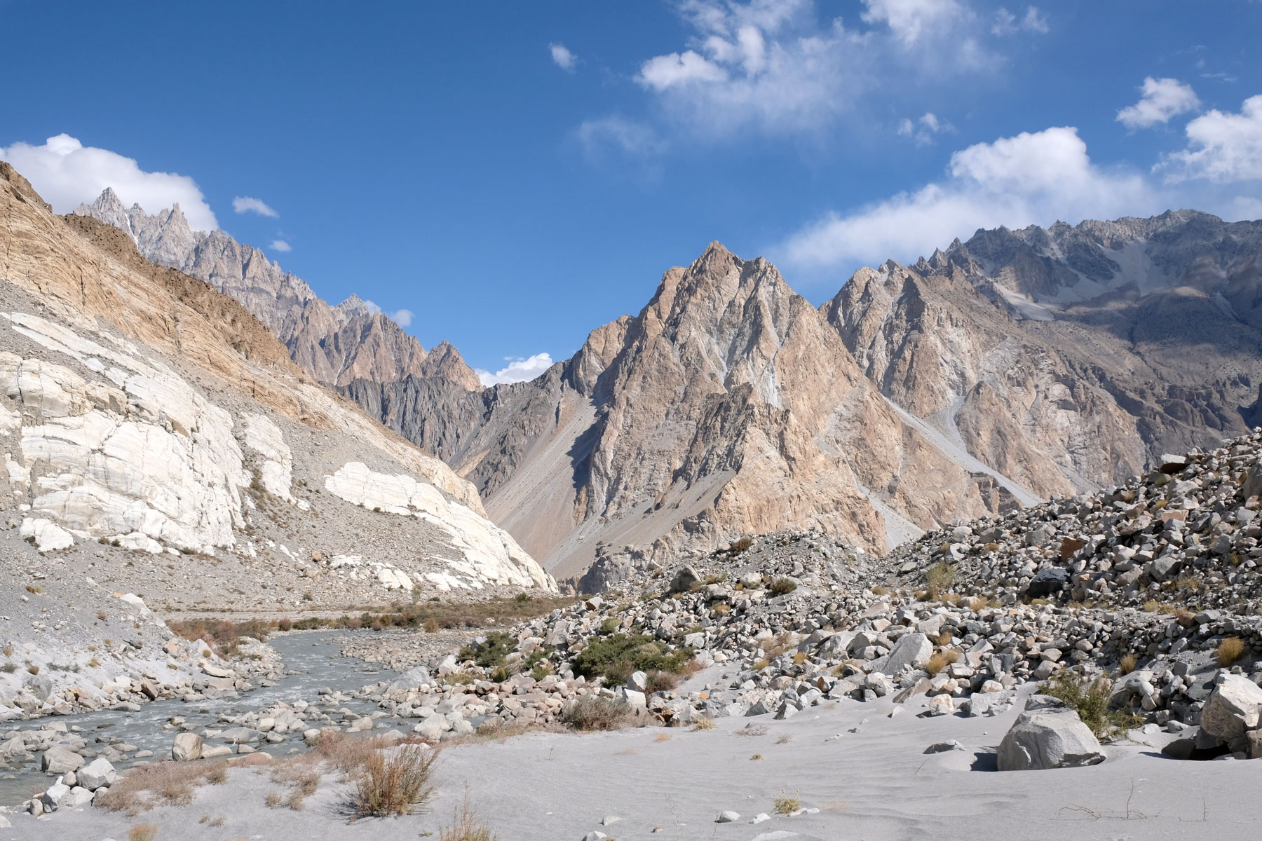 Berge im pakistanischen Karakorumgebirge.