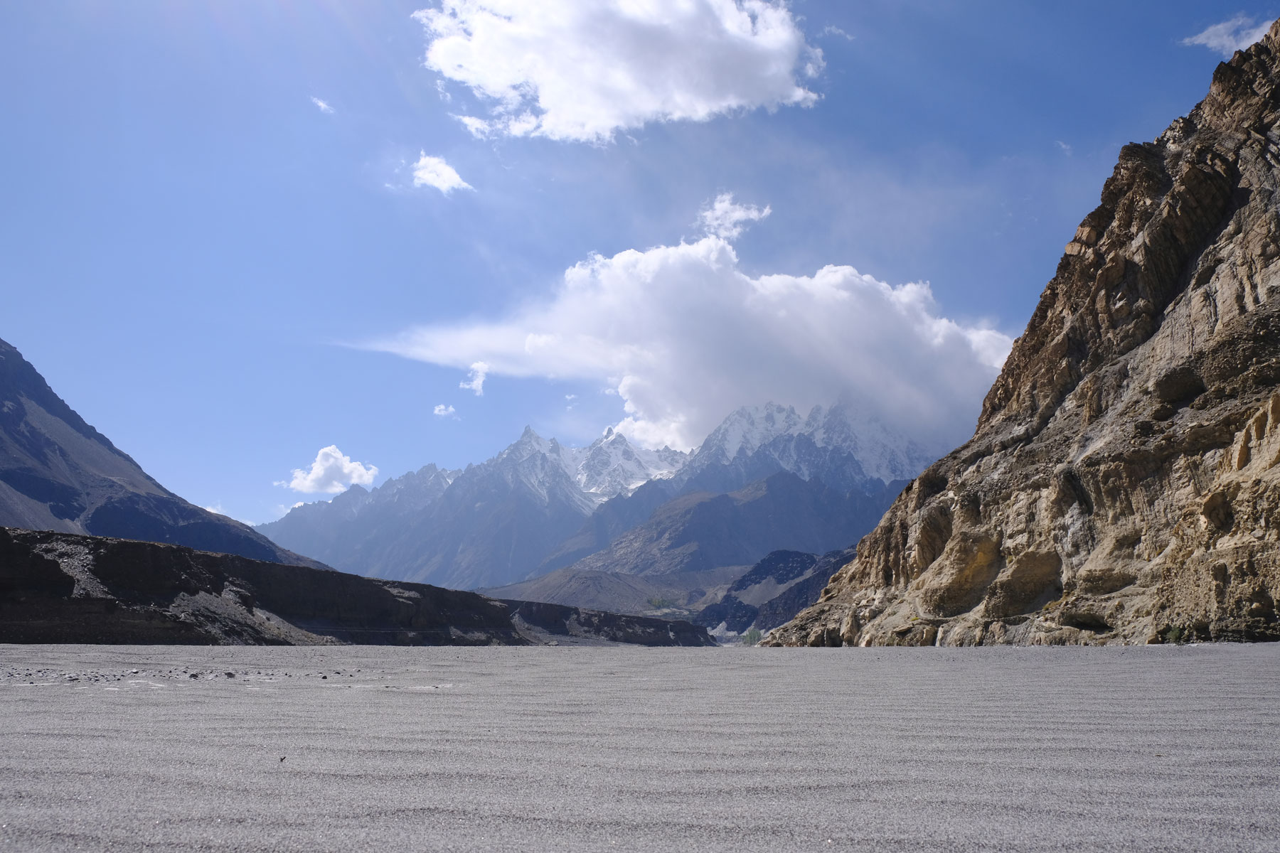 Sandiges Flussbett des Hunza-Flusses.