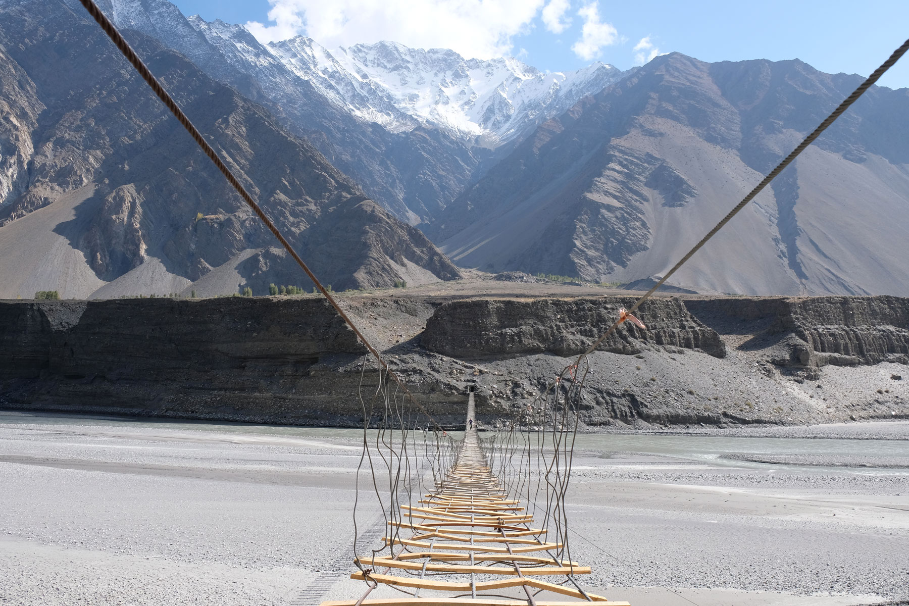 Hölzerne Hängebrücke bei Passu.