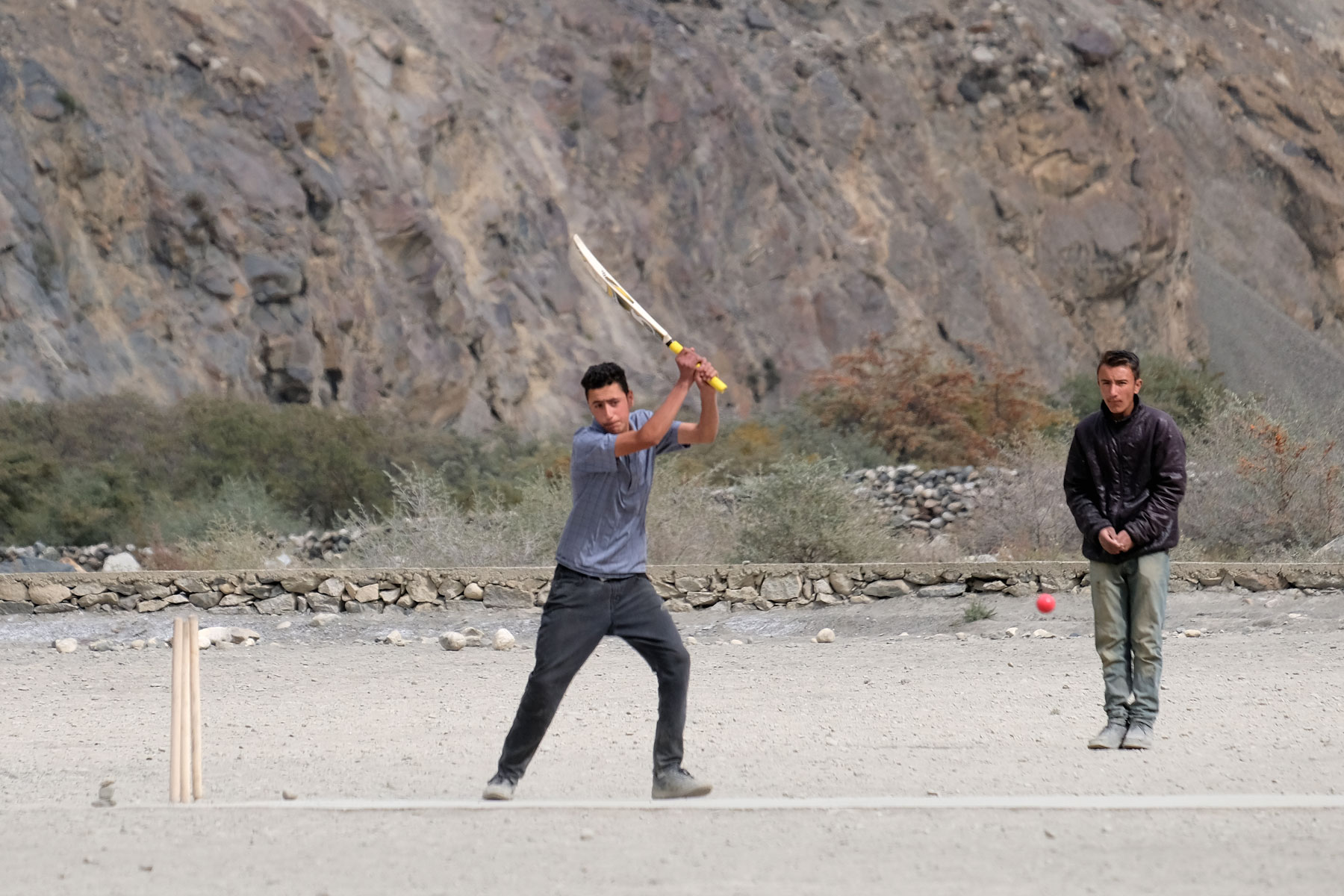 Schüler spielen Cricket in Shimshal.