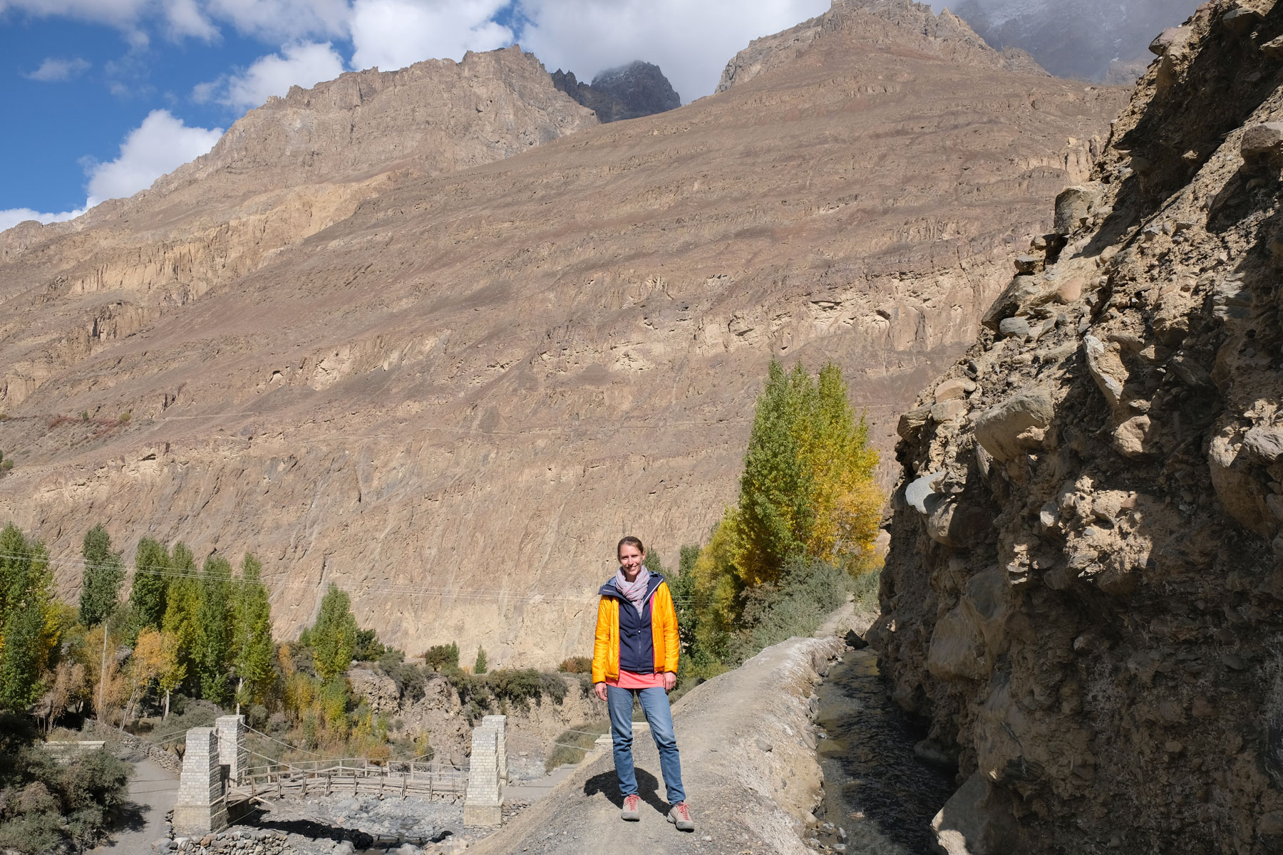 Leo wandert in Shimshal.