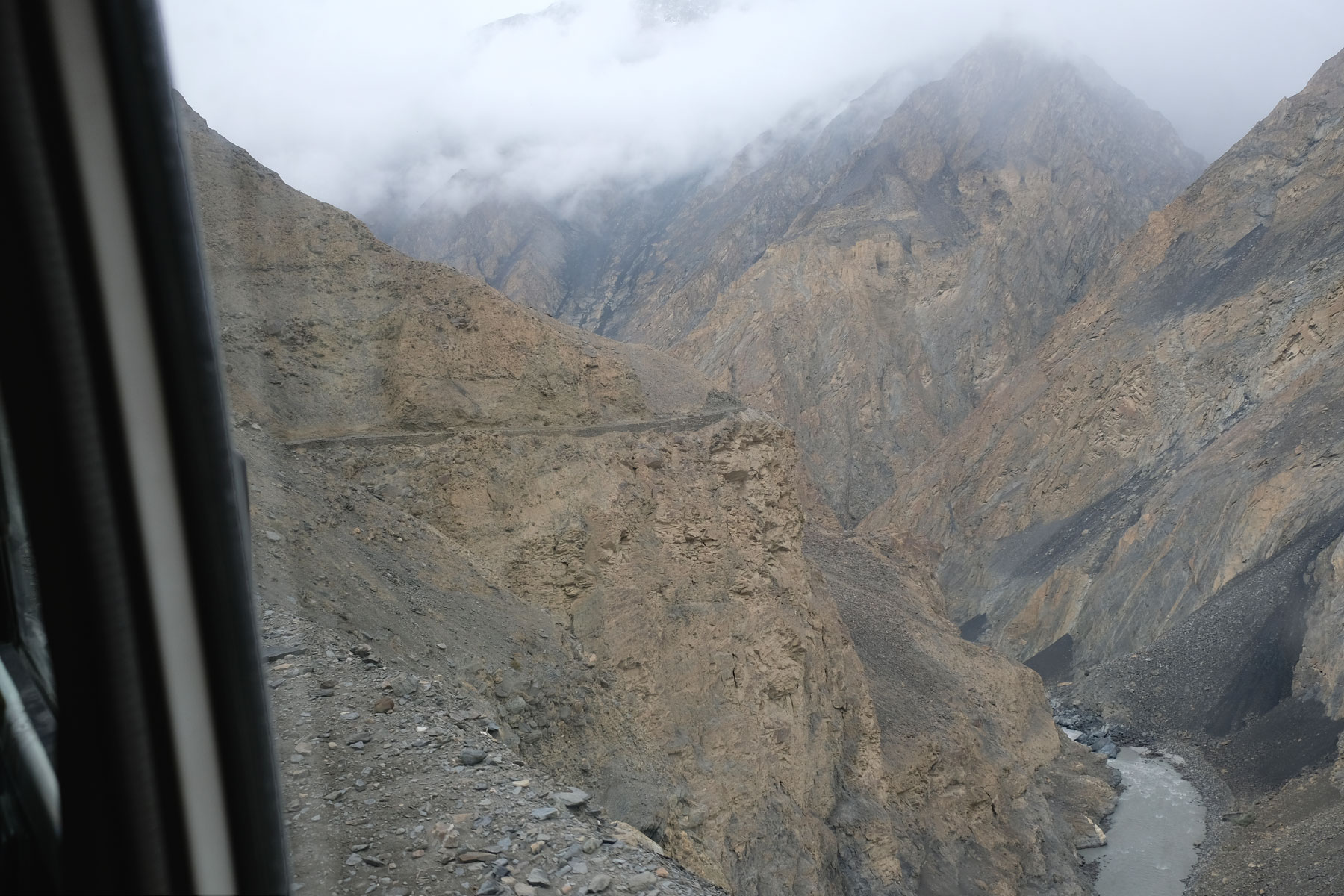 Schlucht im Karakorumgebirge.