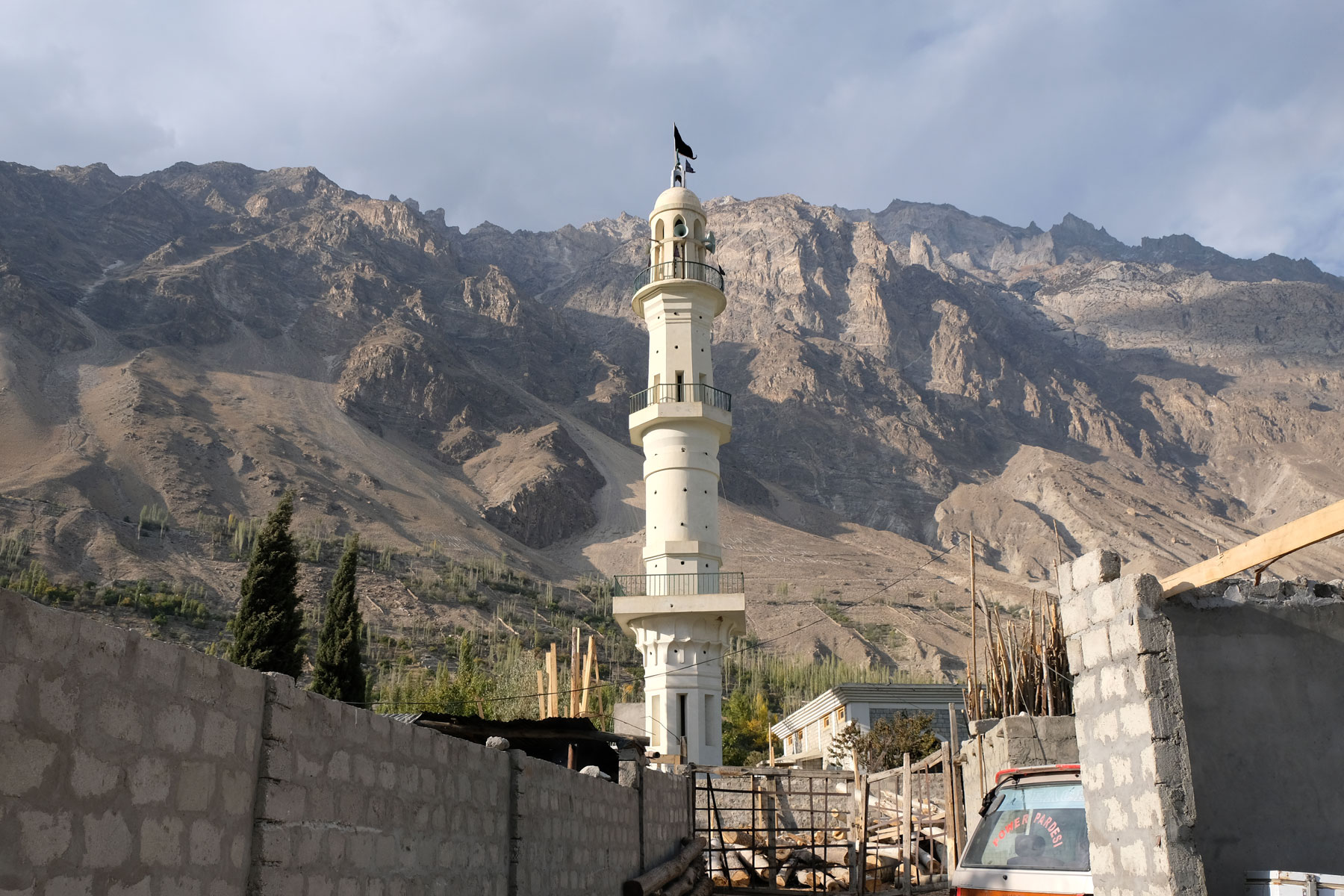 Minarett einer Moschee in Karimabad.