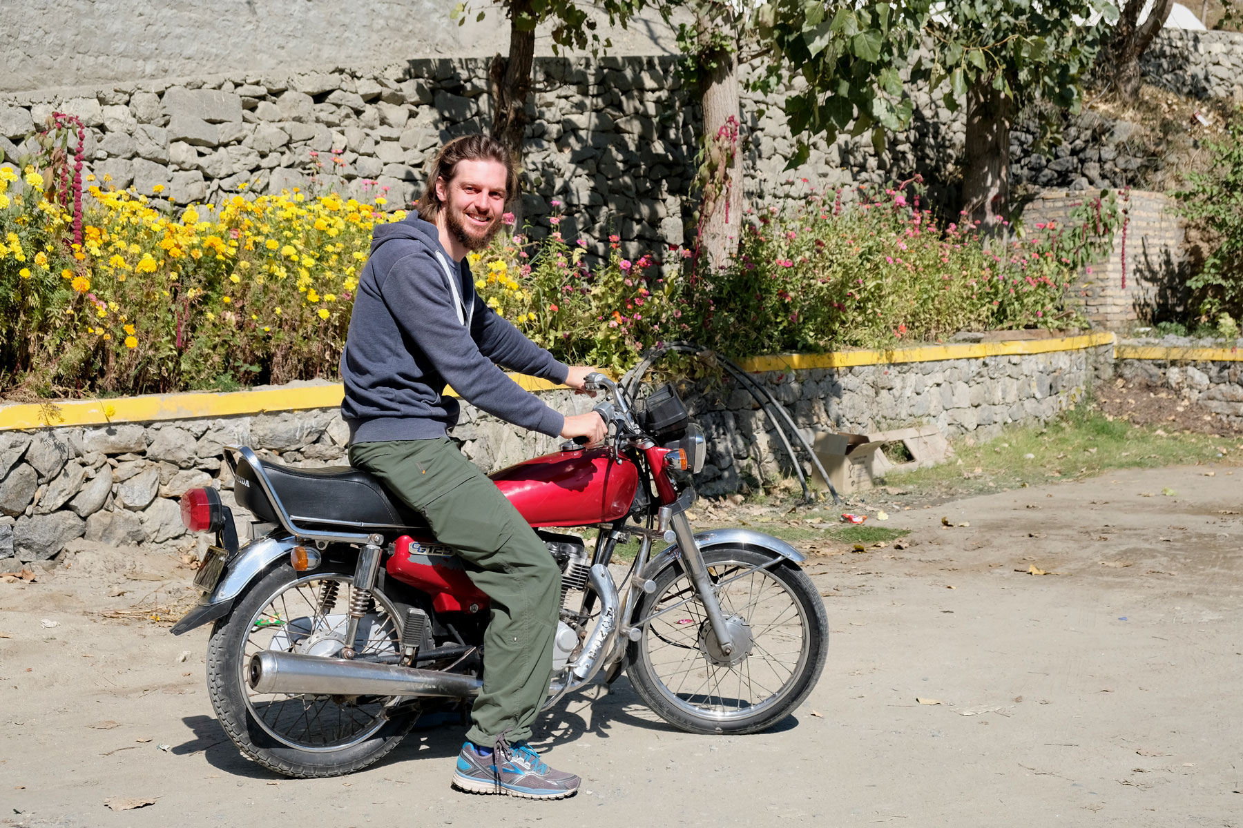 Sebastian sitzt auf einem Motorrad.