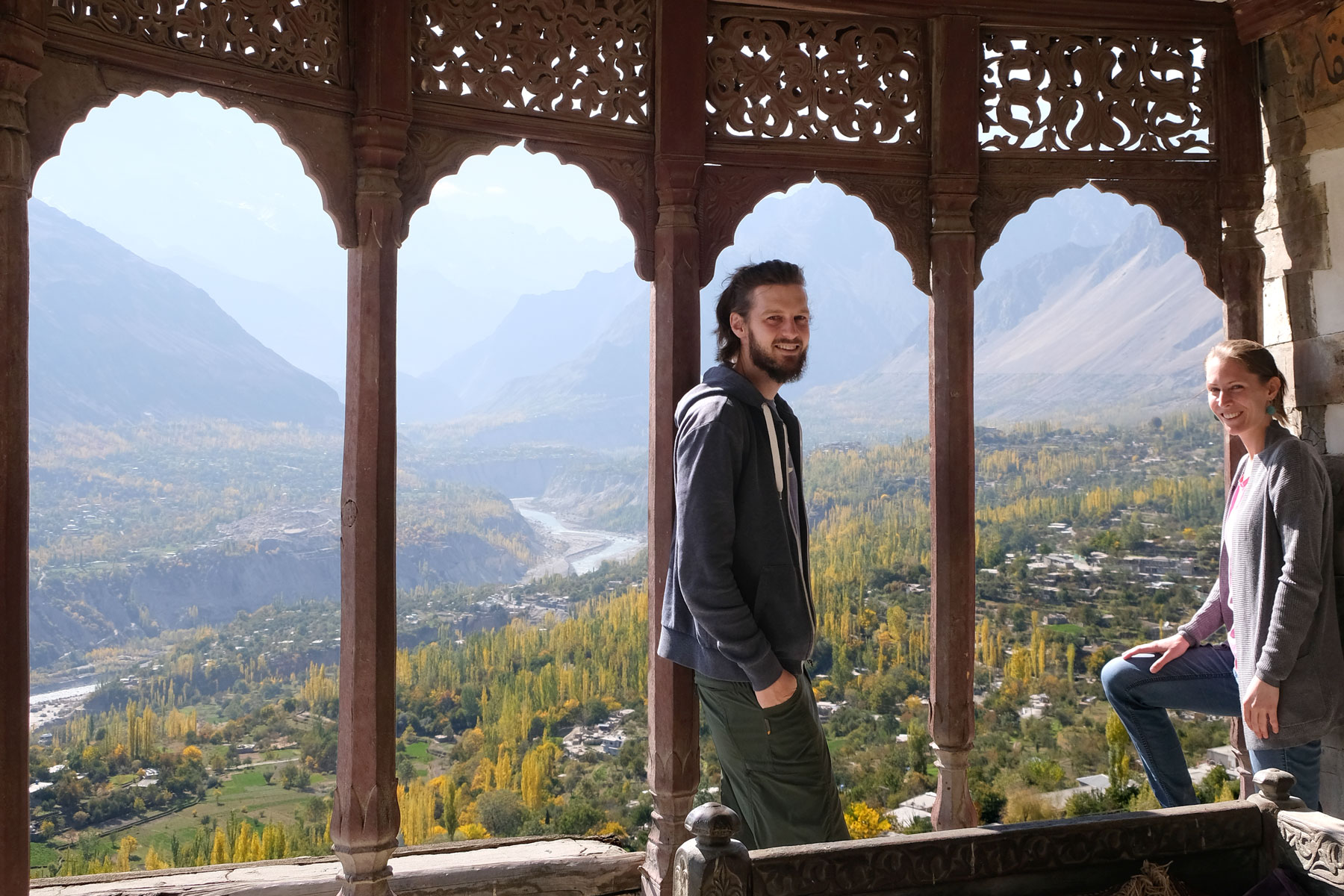 Sebastian und Leo blicken aus dem Baltit Fort in Karimabad auf das Hunza Valley.