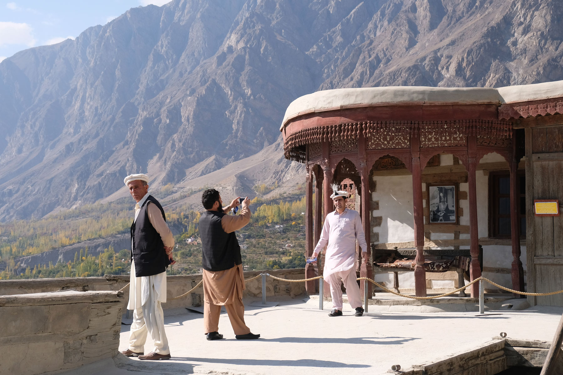 Pakistanische Männer auf dem Baltit Fort in Karimabad.