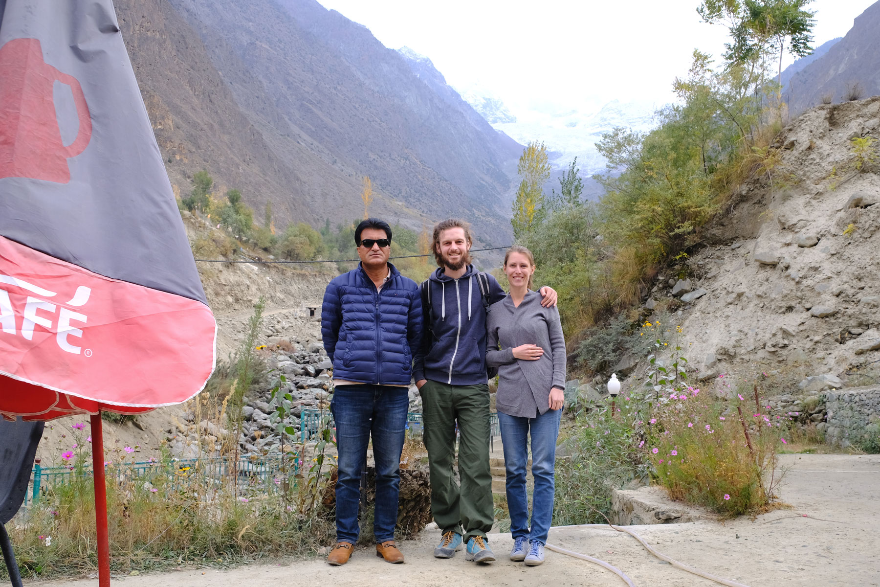 Sebastian und Leo mit einem Pakistaner am Rakaposhi View Point.