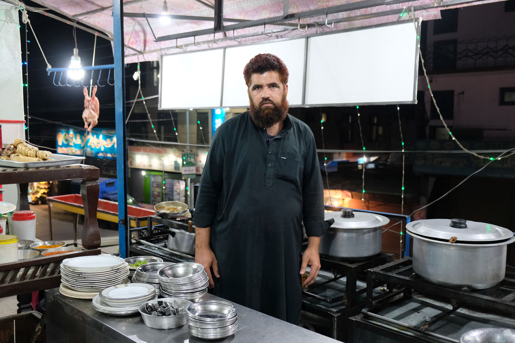 Koch in der Küche eines Restaurants in Gilgit Baltistan.