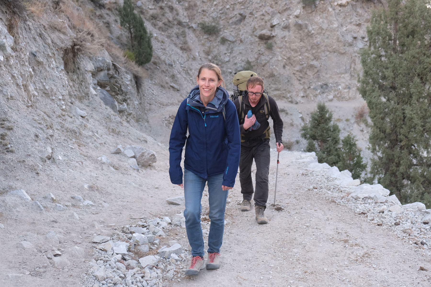 Leo wandert au einem Weg im Karakorumgebirge.