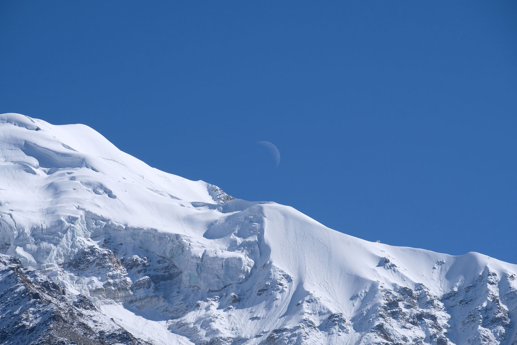 Mond über dem Nanga Parbat.