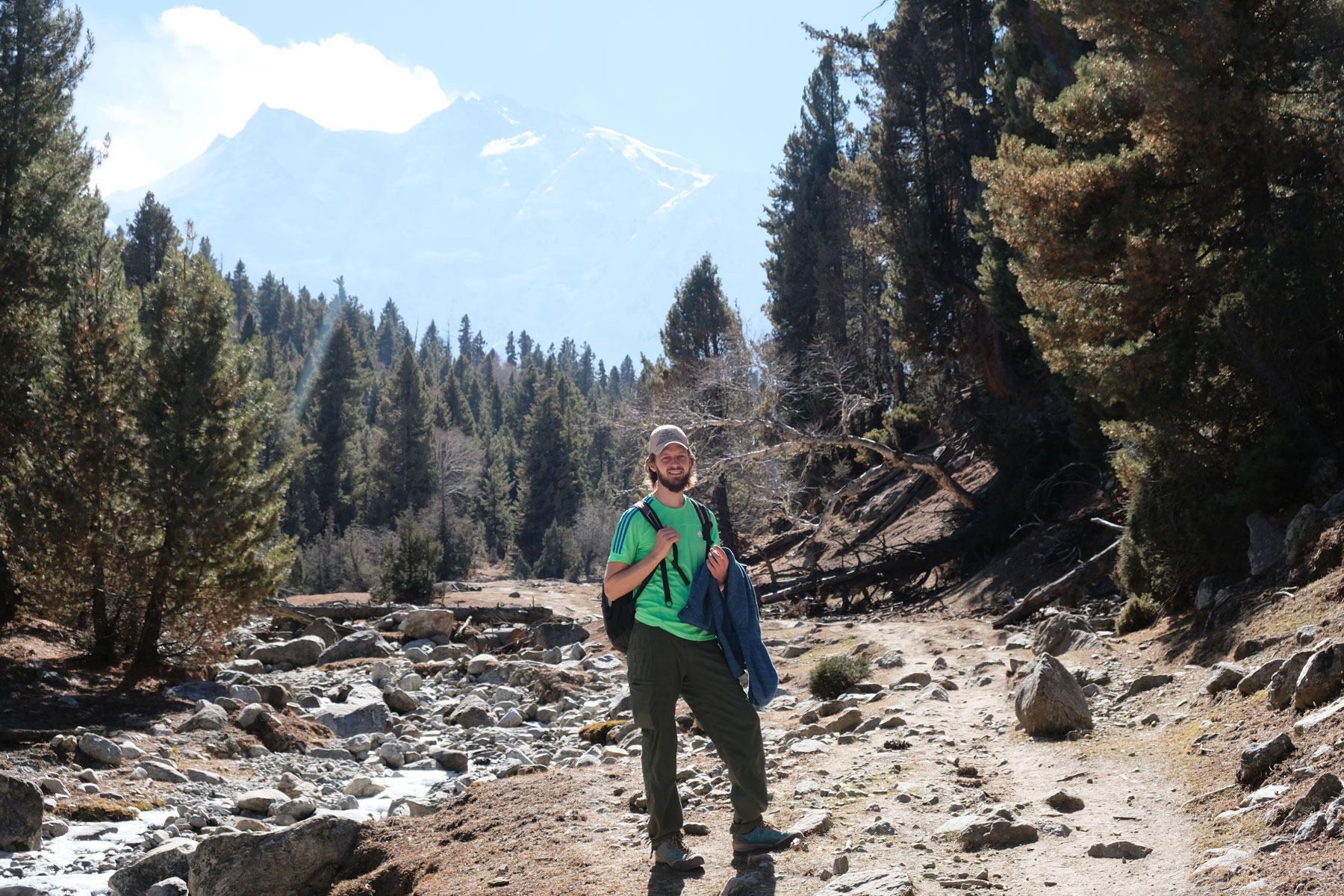 Sebastian wandert bei Fairy Meadows.