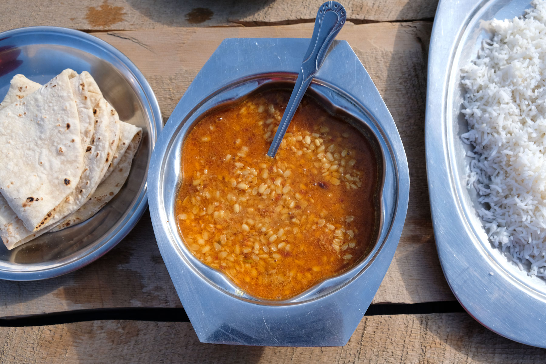 Chapati, Linsen und Reis.