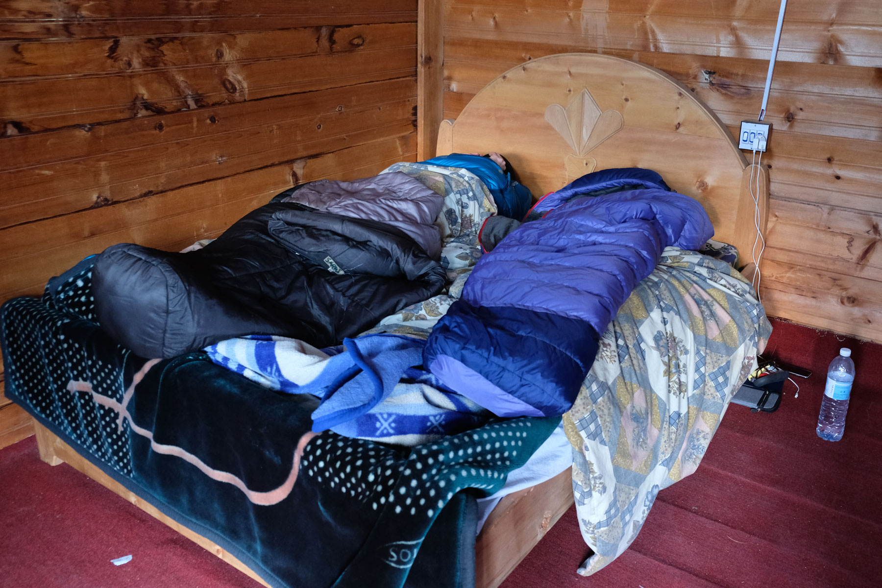 Ein Bett, auf dem zwei Winterschlafsäcke liegen.