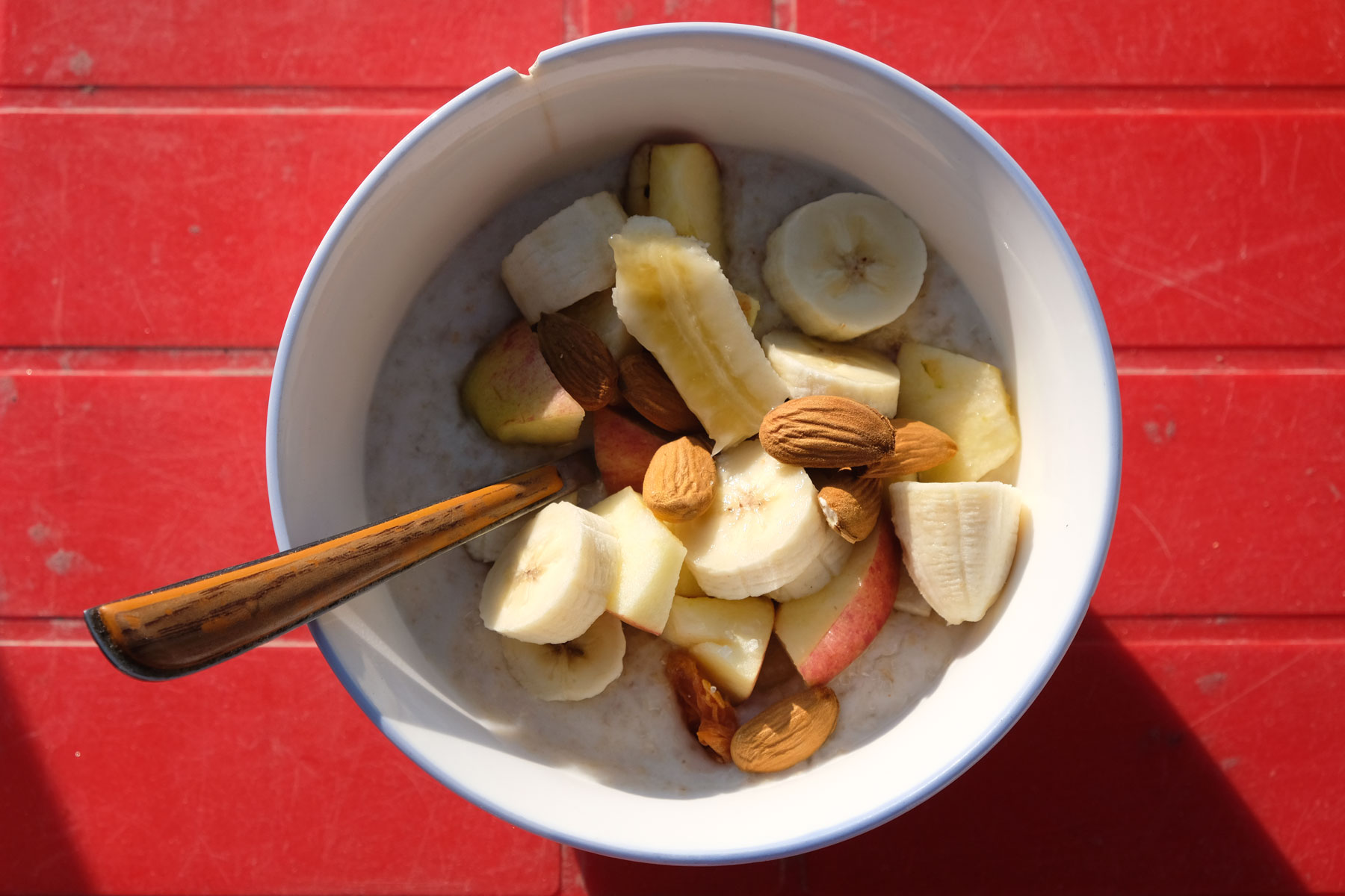 Haferbrei mit Obst und Nüssen.