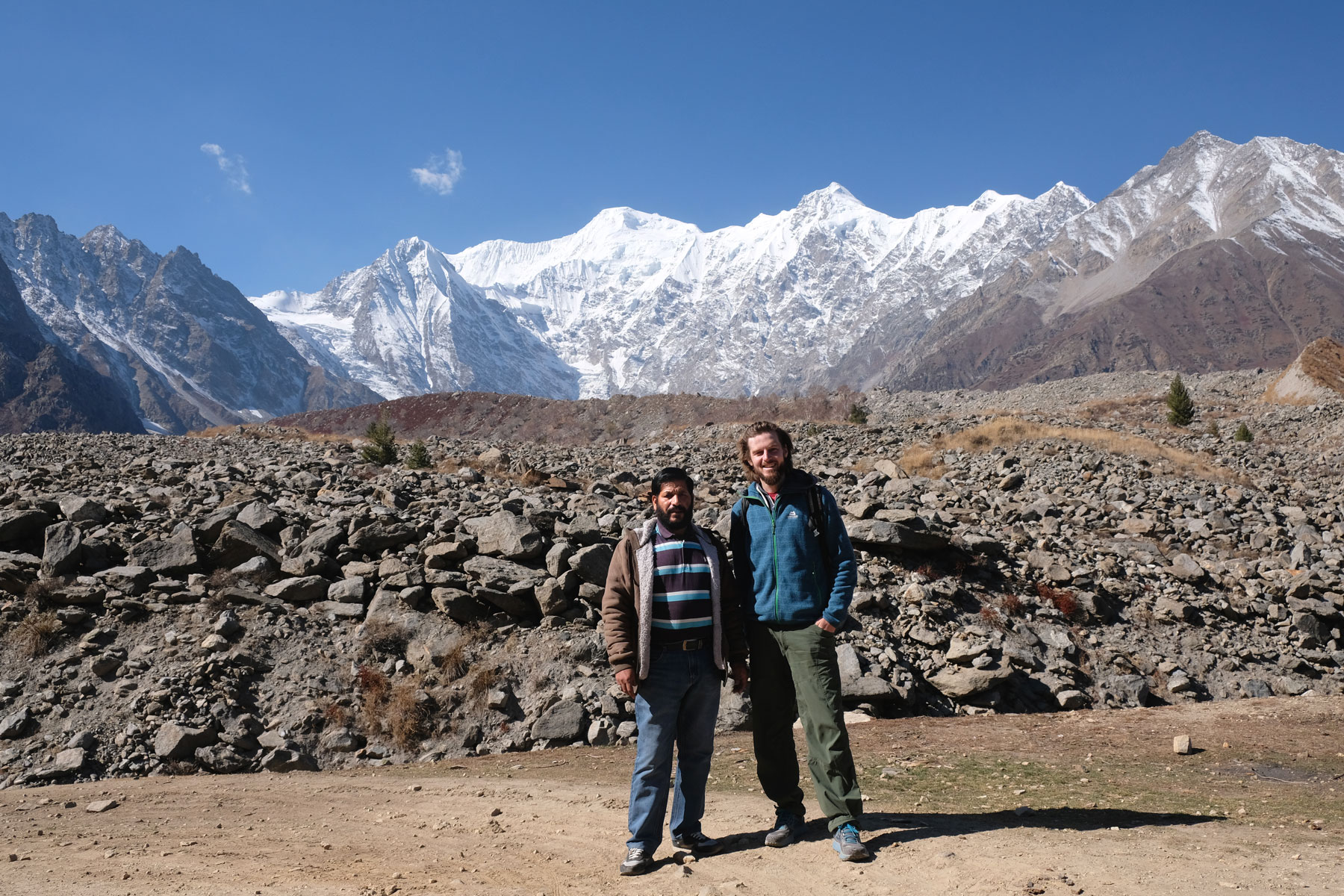 Sebastian neben einem Pakistaner im Gebirge.