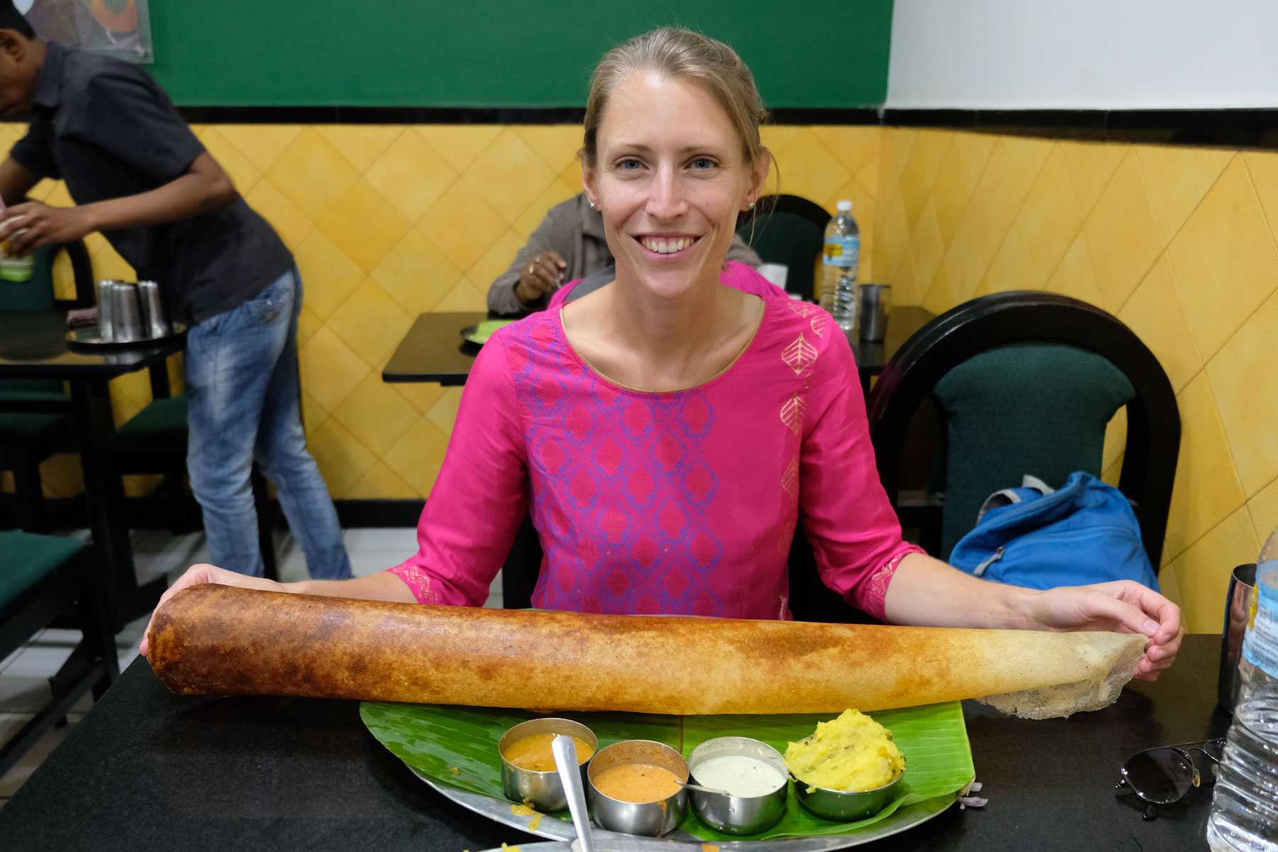 Leo mit dem indischen Gericht Paper Masala Dosa.