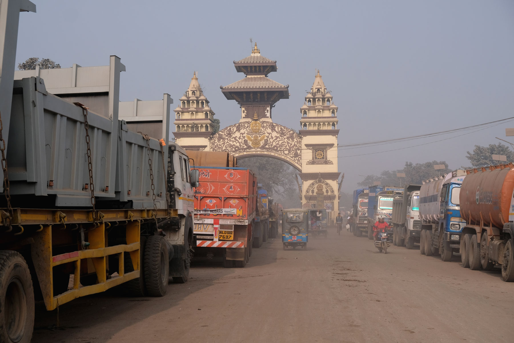 Lastwagen am Grenzübergang zwischen Raxaul und Birgunj.