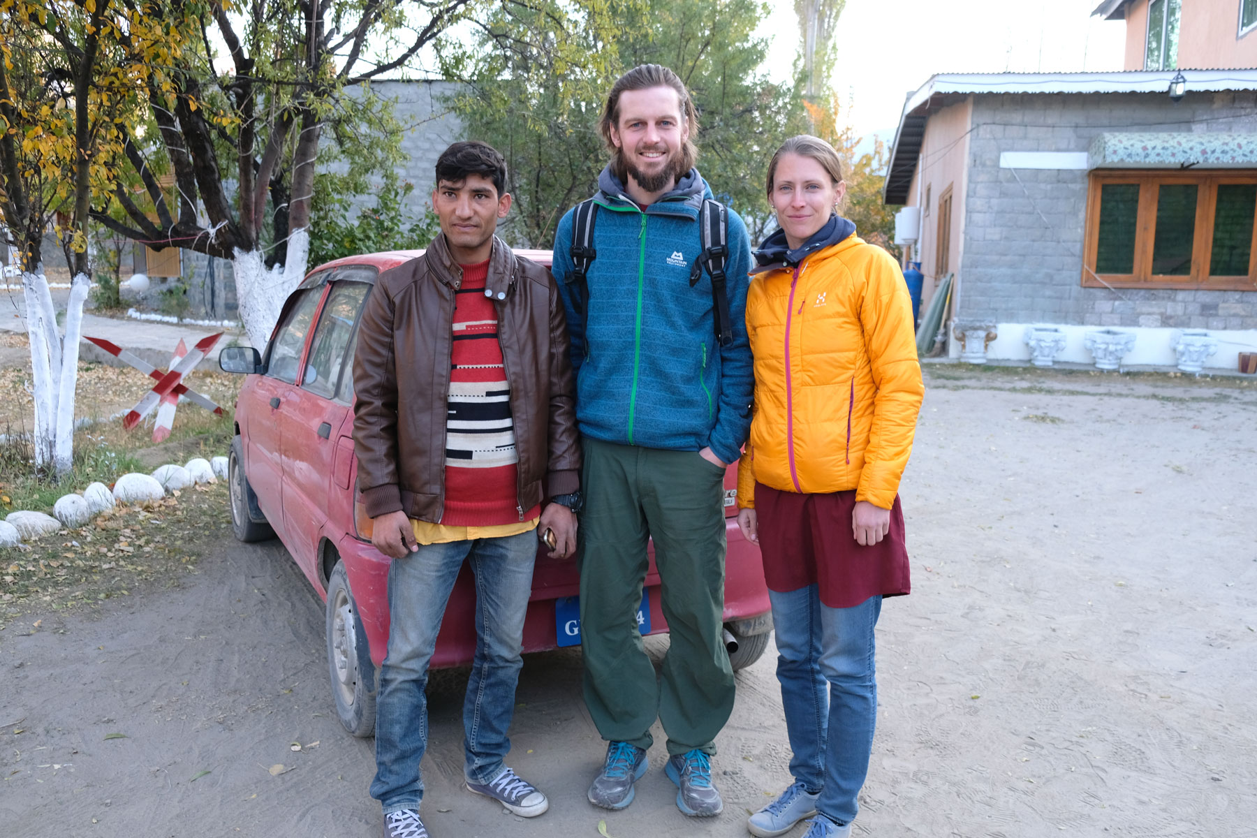 Sebastian und Leo stehen neben einem jungen Pakistaner.