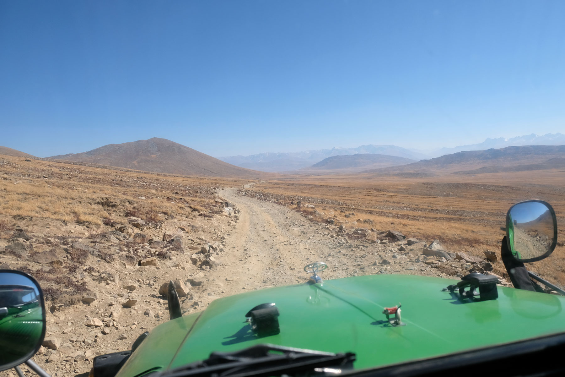 Schotterstraße auf den Deosai Plains.