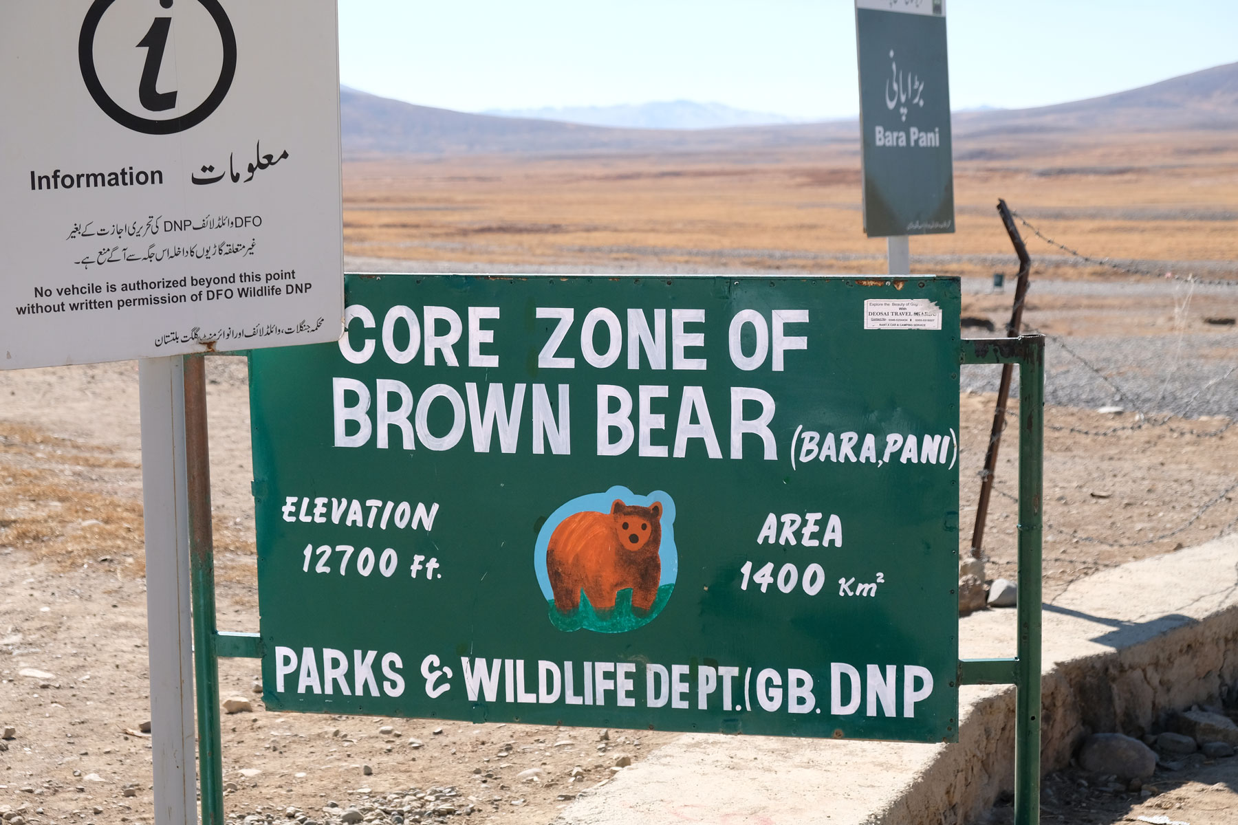 Hinweisschild in den Deosai Plains, das vor Braunbären warnt.