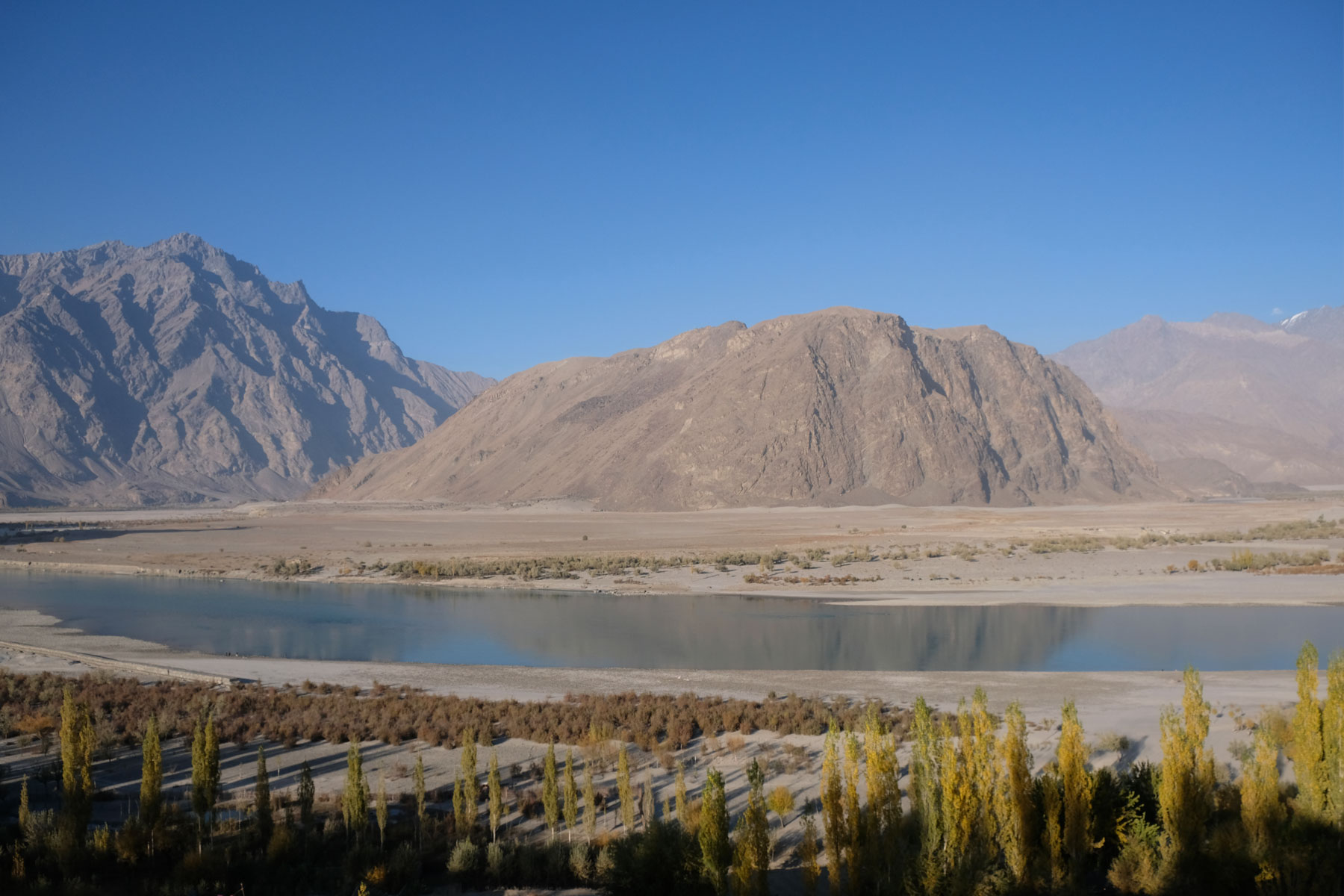 Indus inmitten einer Berglandschaft bei Skardu.