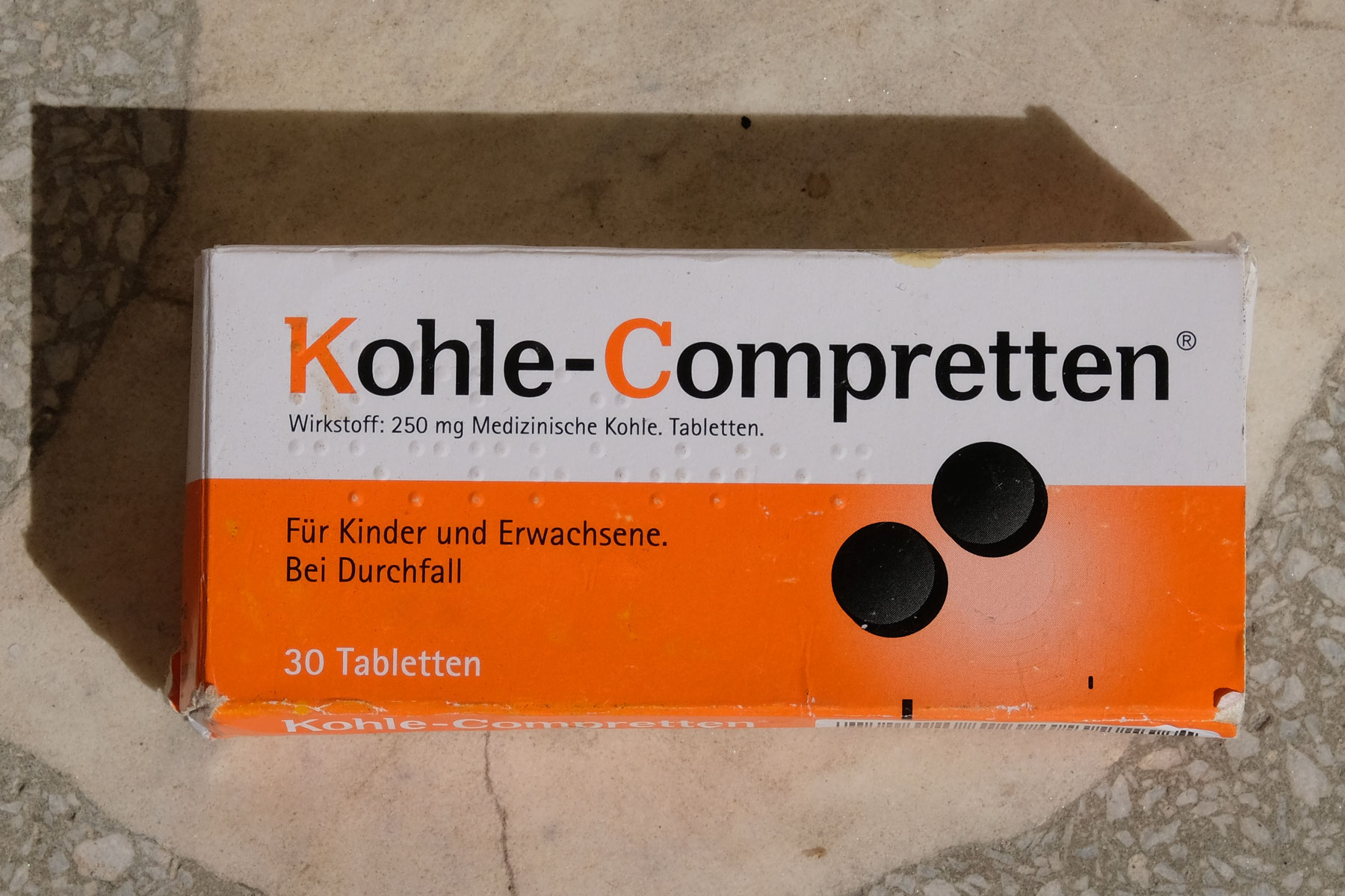 Eine Packung Kohle-Compretten gegen Durchfall.