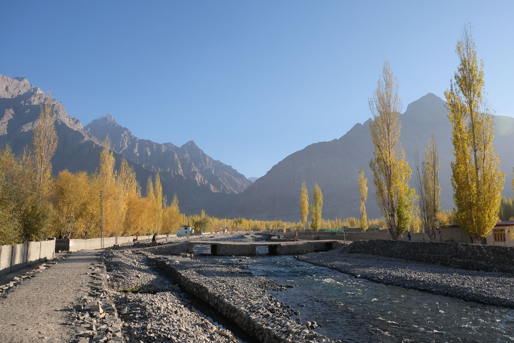 Ein Fluss und eine Brücke in Skardu.