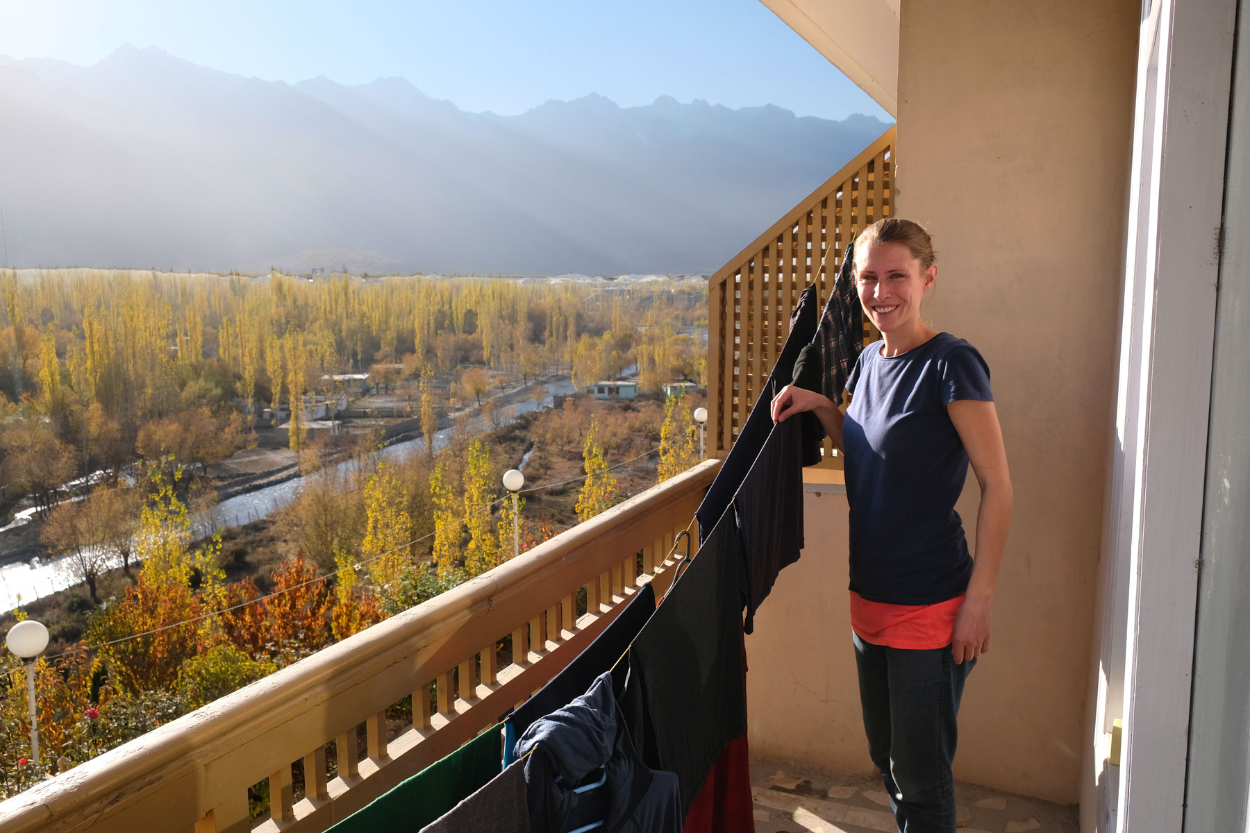 Leo hängt auf einem Balkon in Skardu Wäsche auf.