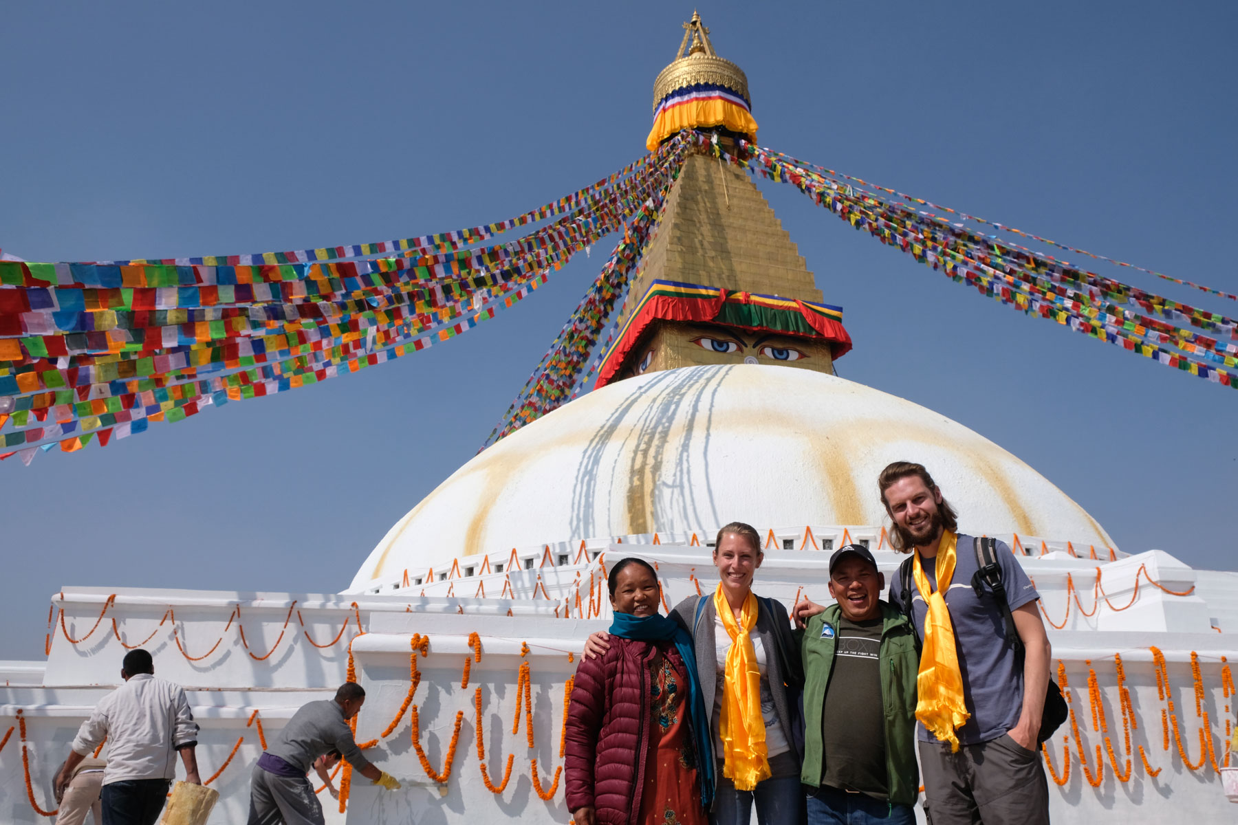 Leo und Sebastian mit einem nepalesischen Paar vor Stupa in Bodnath in Kathmandu.