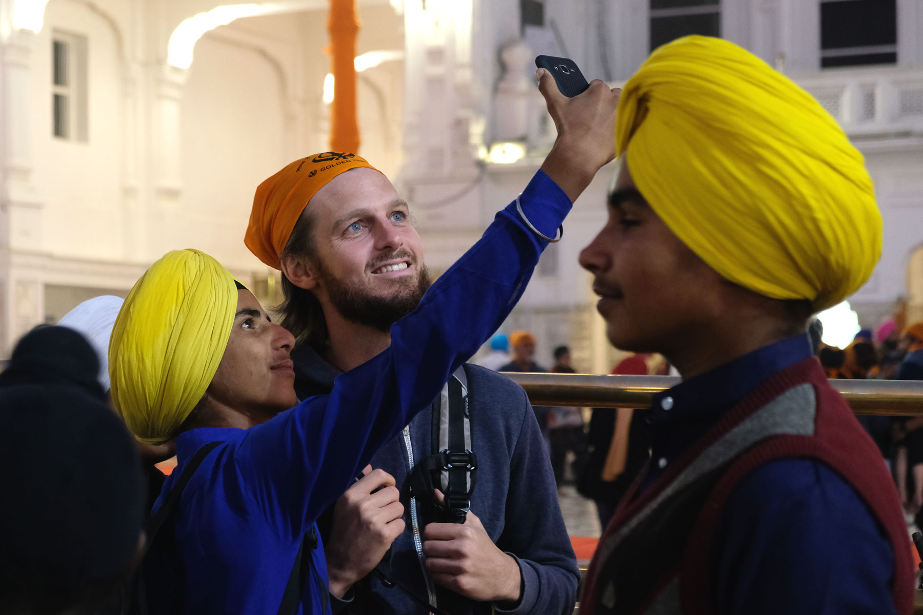 Ein indischer Junge mit gelbem Turban macht ein Selfie mit Sebastian.