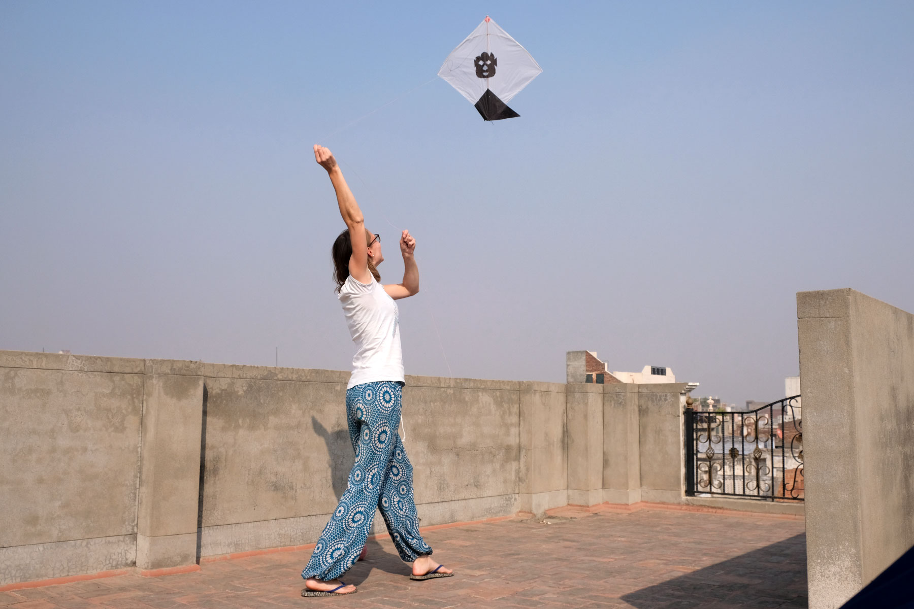 Leo lässt auf einer Dachterrasse in Amritsar einen Drachen steigen.
