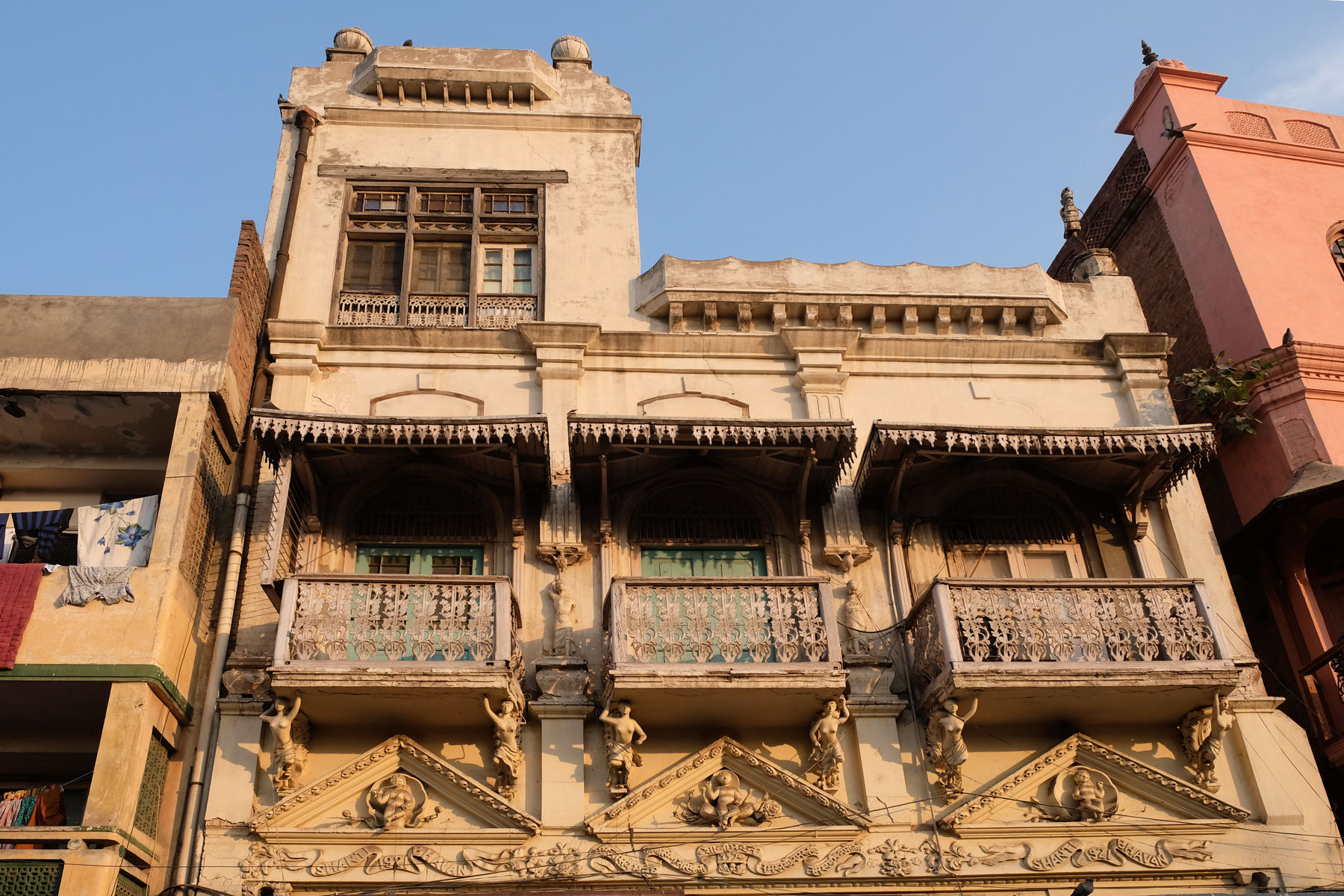 Ein Haus mit Balkons in Amritsar.