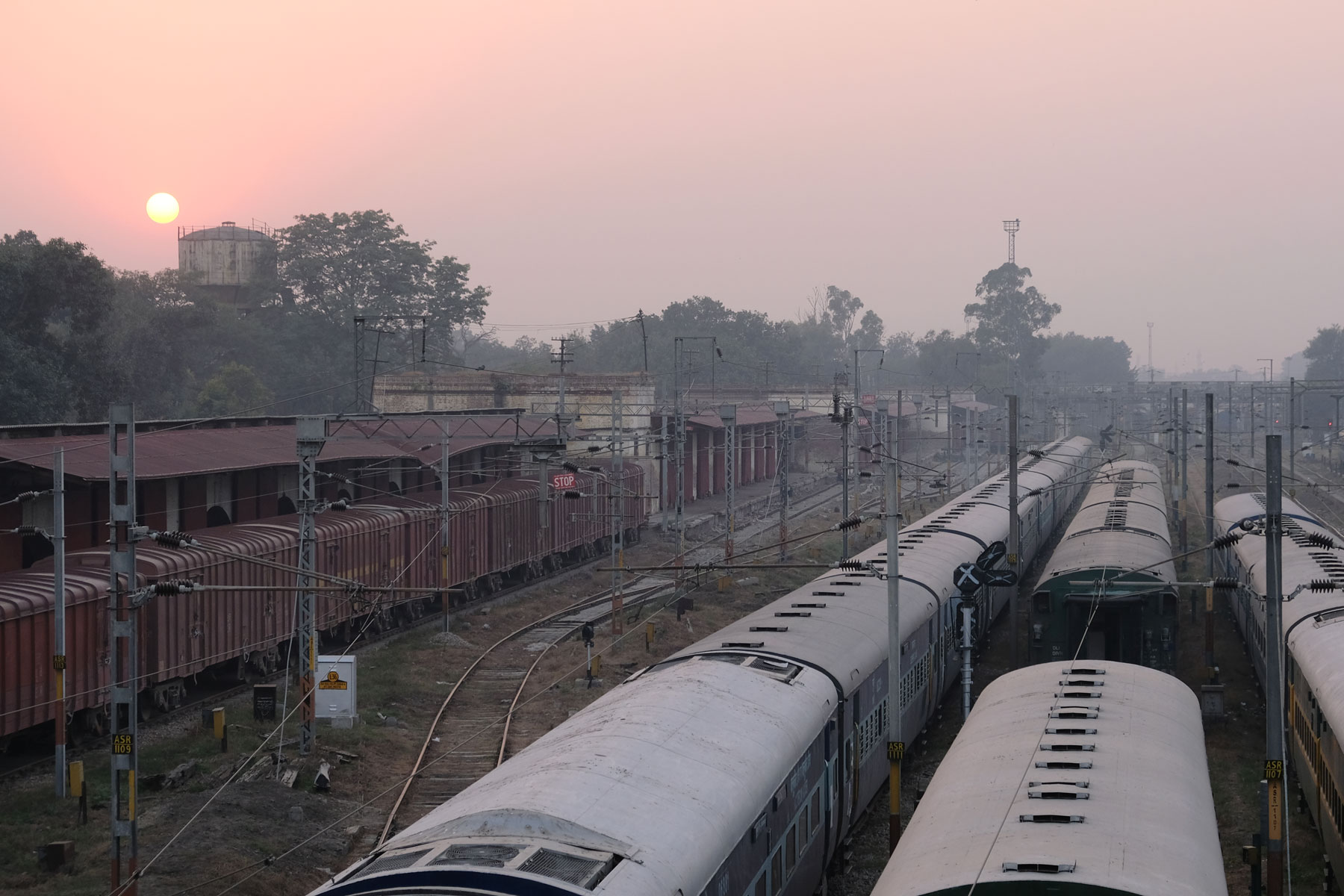 Züge am Bahnhof von Amritsar.