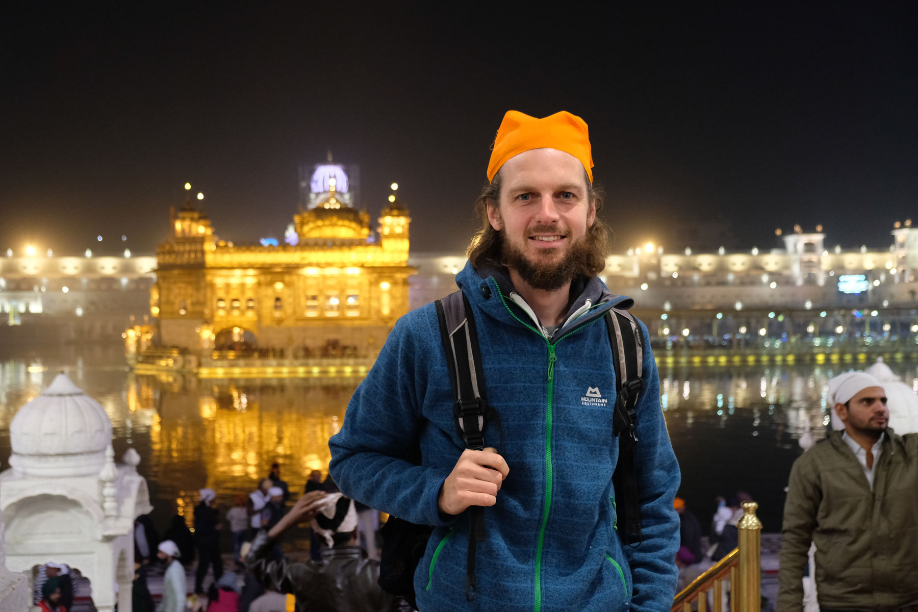 Sebastian mit orangenem Kopftuch vor dem goldenen Sikh-Tempel in Amritsar.