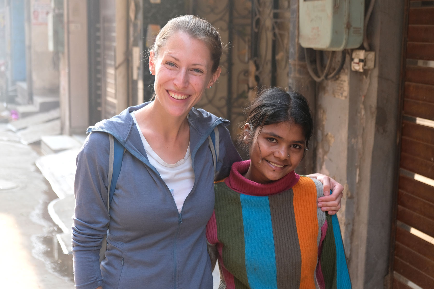 Leo neben einem indischen Mädchen in Amritsar.